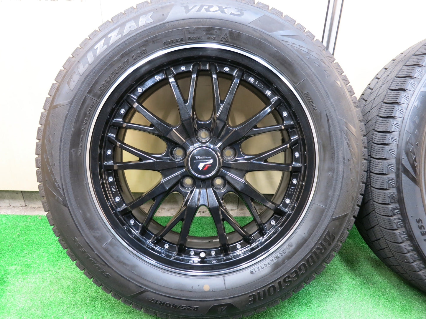 [送料無料]バリ溝！21年！美品！ほぼ10分★スタッドレス 225/60R17 ブリヂストン ブリザック VRX3 Precious HM-3 プレシャス 17インチ PCD114.3/5H★2121906ヒス