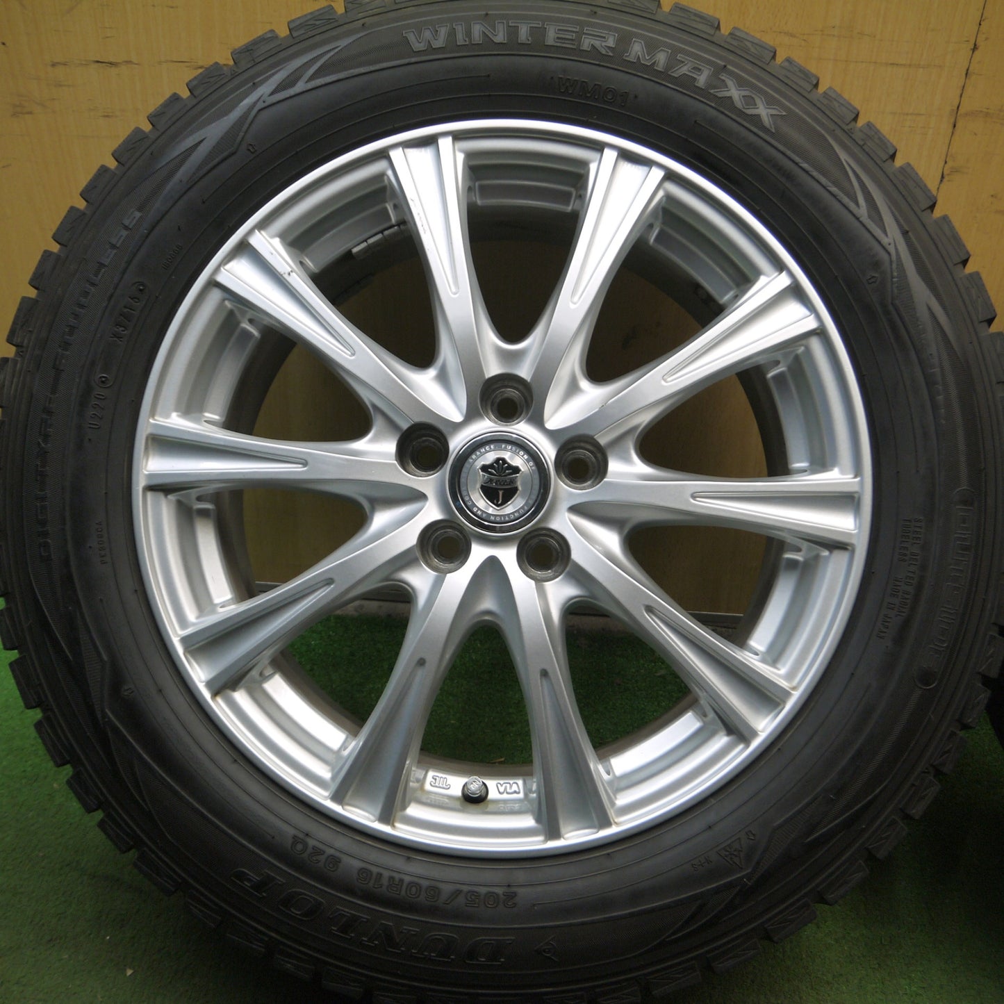 *送料無料*バリ溝！キレイ！9.5分★スタッドレス 205/60R16 ダンロップ ウインターマックス WM01 JOKER ジョーカー 16インチ PCD100/5H★4013004Hス