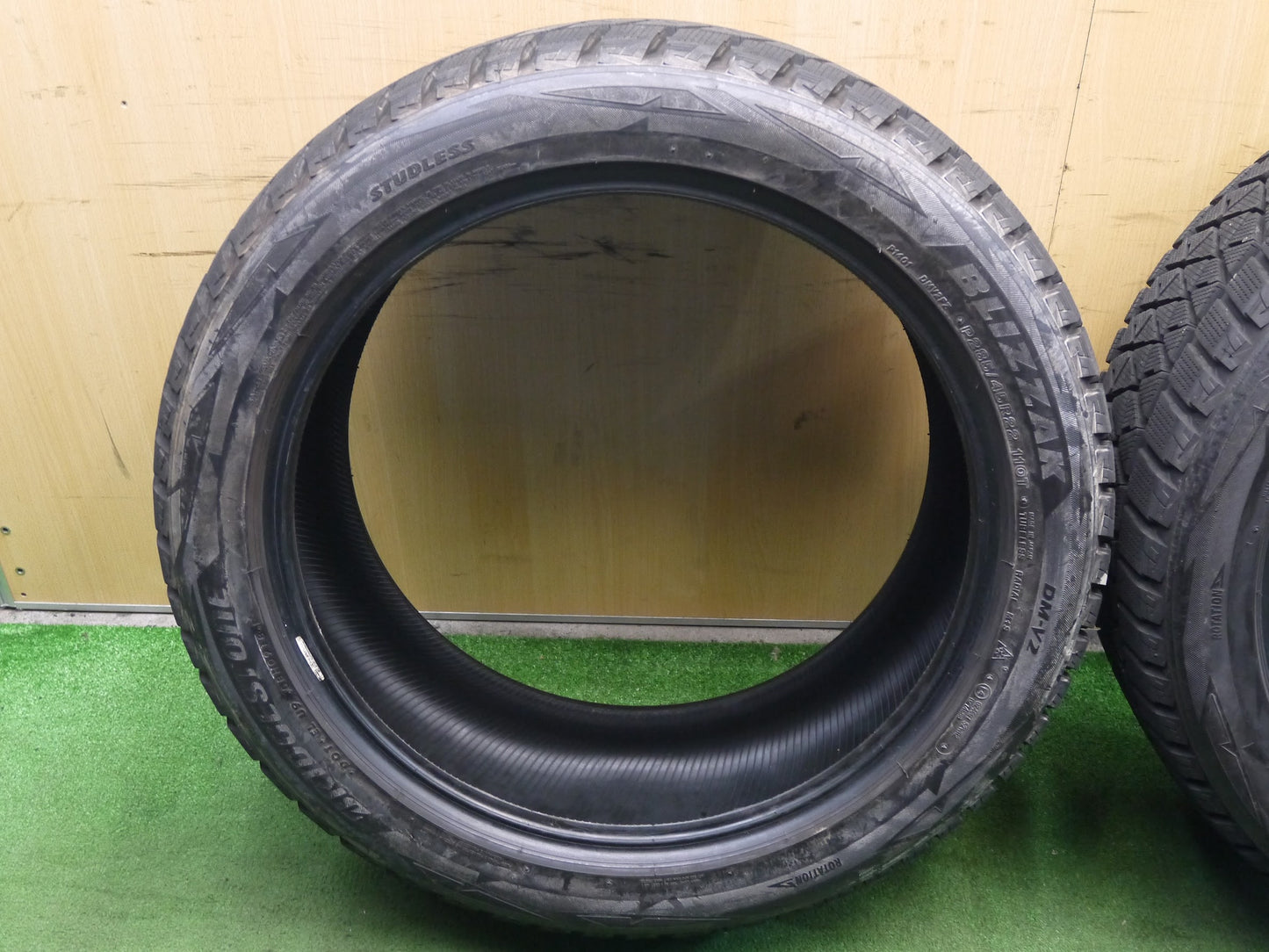 [送料無料]バリ溝！9.5分★スタッドレス 285/45R22 ブリヂストン ブリザック DM-V2 タイヤ 22インチ ベンツG レクサスLX ランクル エスカレード 等★3022503ナスタ
