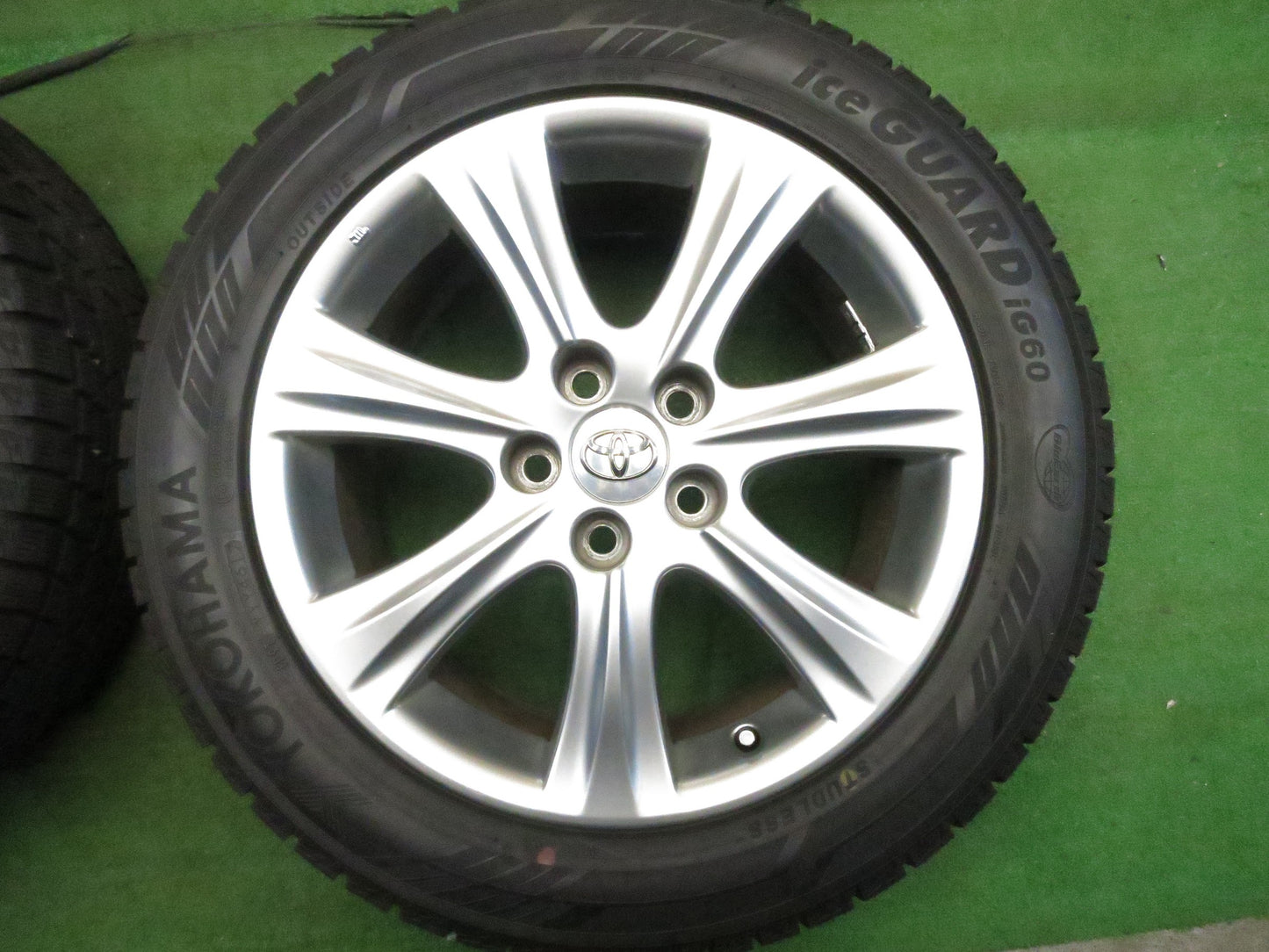 [送料無料]バリ溝！9.5分★トヨタ クラウン マジェスタ 純正 235/50R17 スタッドレス ヨコハマ アイスガード iG60 17インチ PCD114.3/5H★3021404Hス