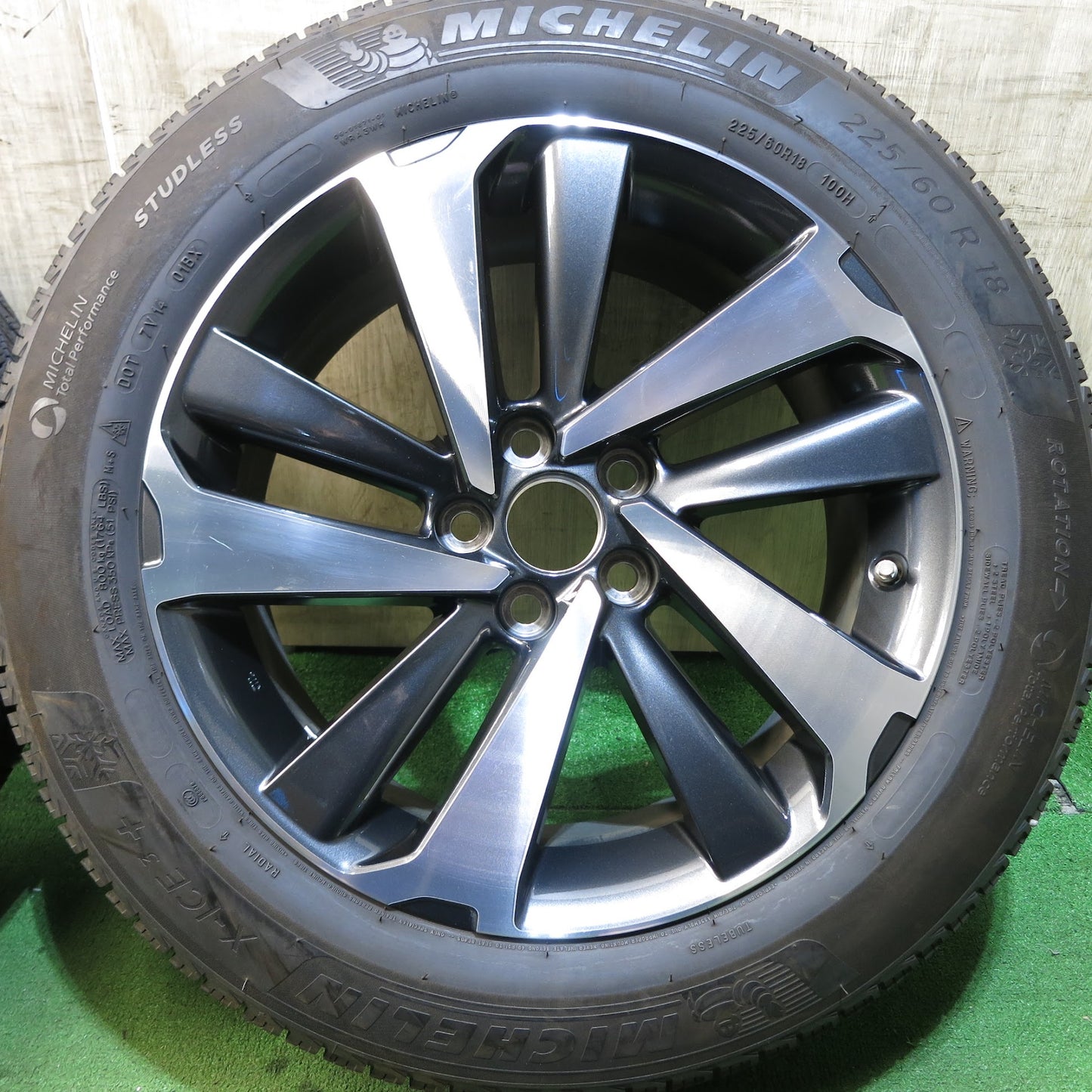[送料無料]バリ溝！19年！キレイ★センサー付き レクサス 10系 NX バージョンL 純正 225/60R18 スタッドレス ミシュラン X-ICE3+ 18インチ★3051005Hス