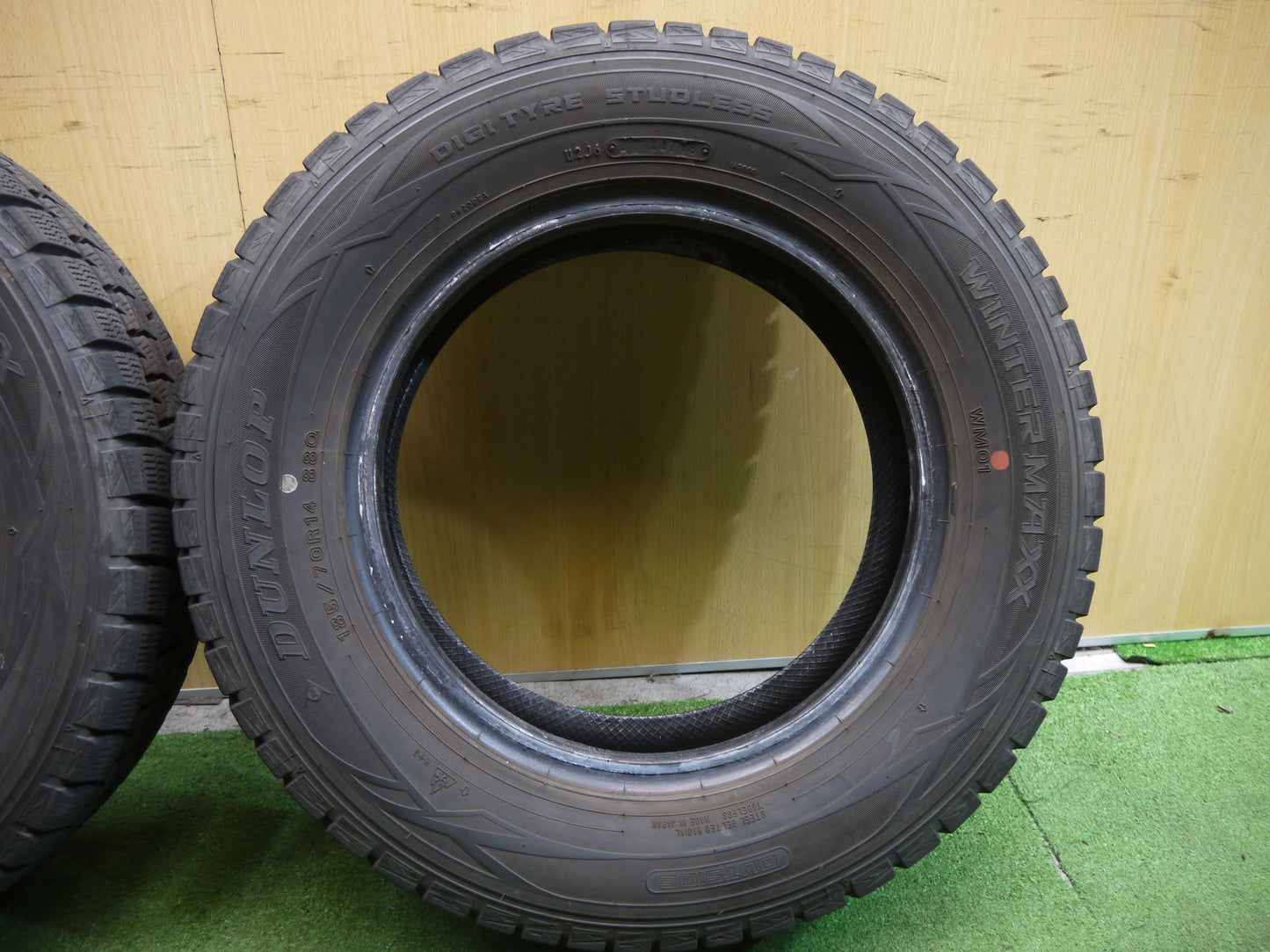 [送料無料]バリ溝！18年！8.5分★スタッドレス 185/70R14 ダンロップ ウインターマックス WM01 タイヤ 14インチ ノート ティーダ フリード 等★2070209ヤスタ