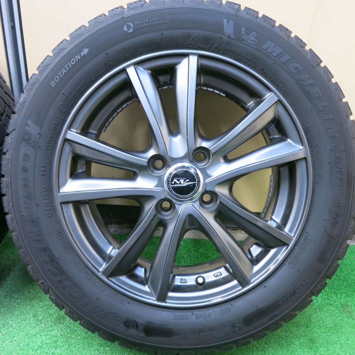 [送料無料]バリ溝！22年！9.5分以上★スタッドレス 175/65R15 ミシュラン X-ICE SNOW NIRVANA NV ニルバーナ ニルヴァーナ 15インチ PCD100/4H★3042502ヒス