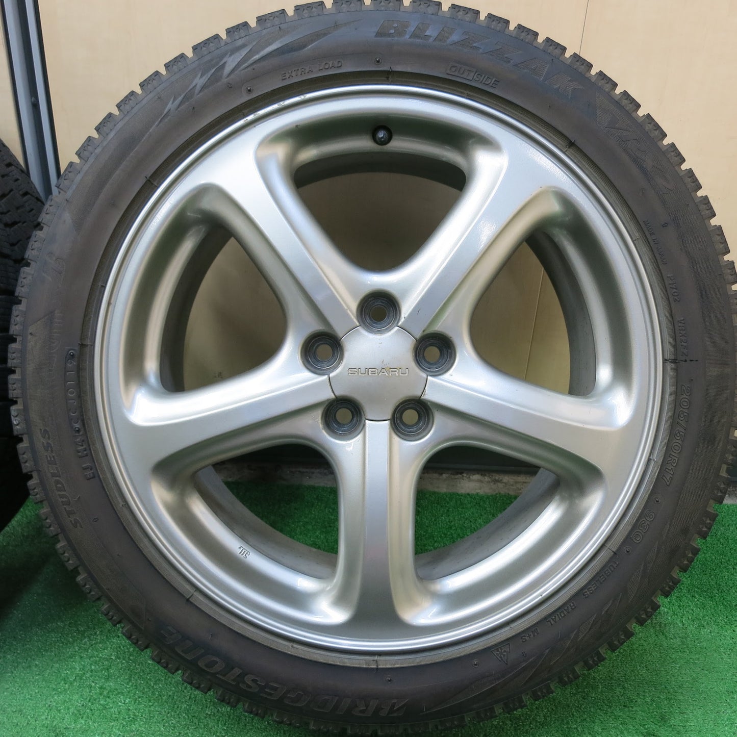 [送料無料]バリ溝！19年！9.5分★スバル BH系 レガシィ 純正 205/50R17 スタッドレス ブリヂストン ブリザック VRX2 17インチ PCD100/5H★3042804ヒス
