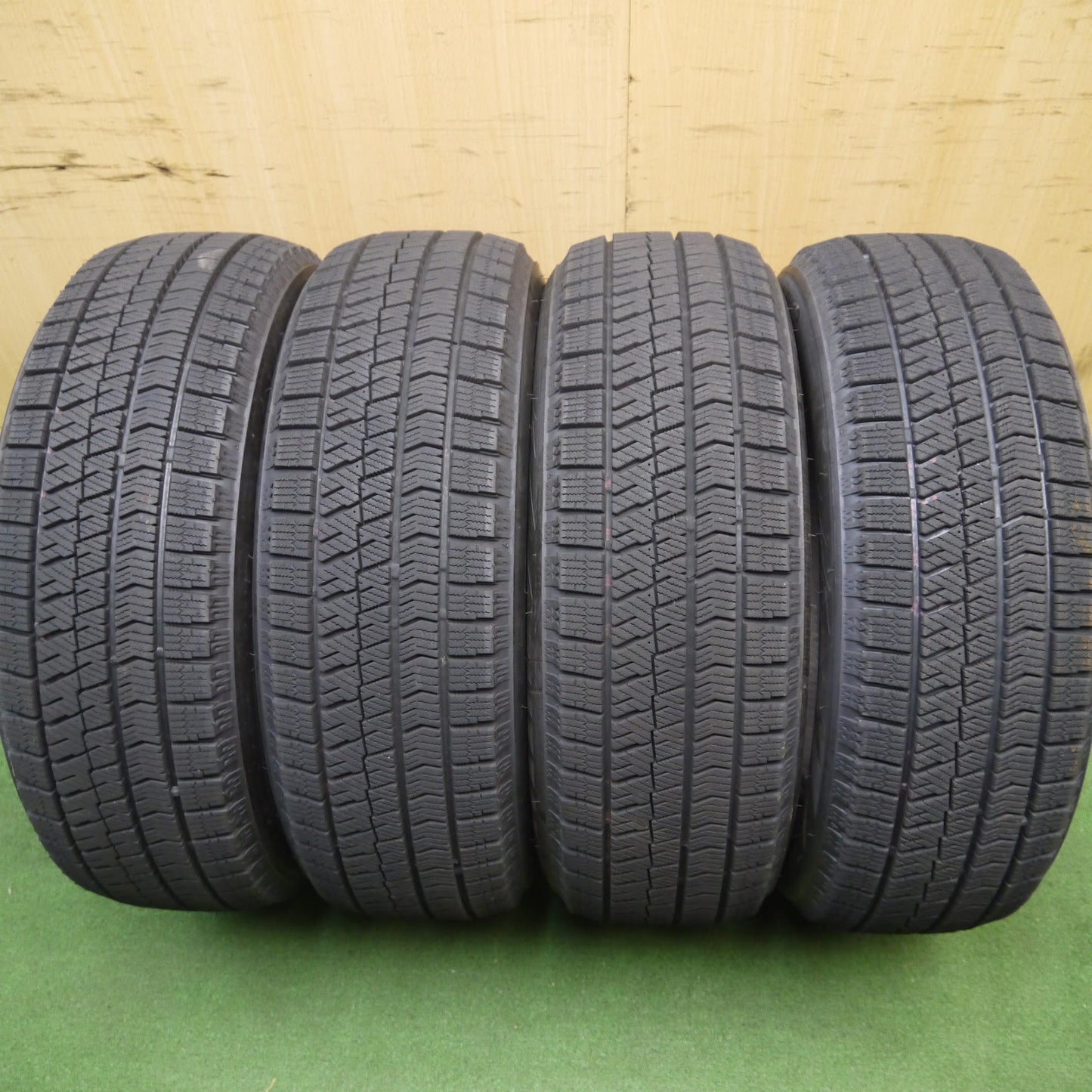 [送料無料]バリ溝！20年！9.5分★スタッドレス 185/60R15 ブリヂストン ブリザック VRX2 タイヤ 15インチ ヤリス ヴィッツ フィット シャトル 等★3040711クスタ
