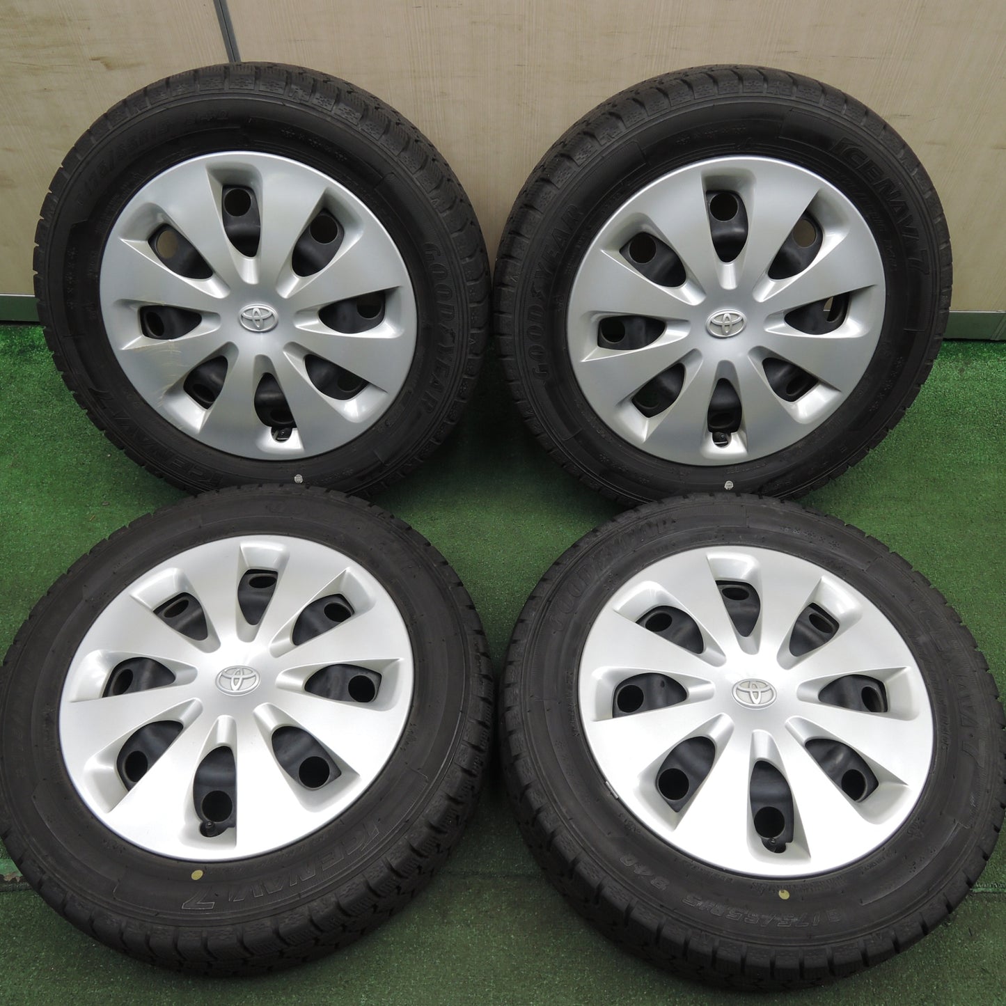*送料無料* バリ溝！20年！キレイ！9分★トヨタ アクア 純正 スチール 175/65R15 スタッドレス グッドイヤー アイスナビ7 15インチ PCD100/4H★4022506HAス