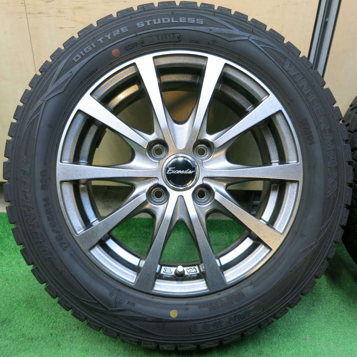 [送料無料]バリ溝！綺麗！9.5分★スタッドレス 175/65R14 ダンロップ ウインターマックス WM01 Exceeder HOTSTUFF エクシーダー 14インチ PCD100/4H★3070702イス