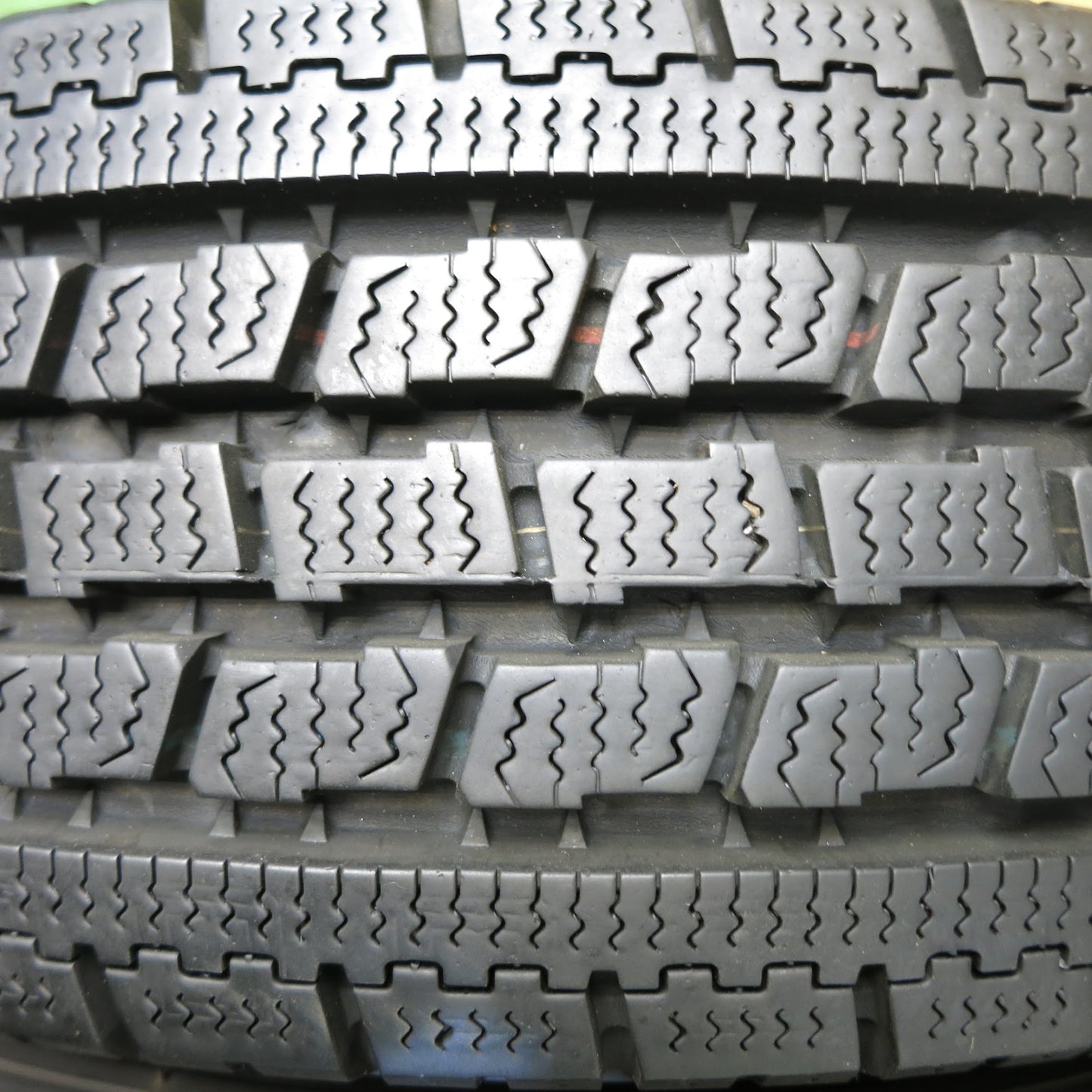 [送料無料]バリ溝！キレイ！9.5分以上★スタッドレス 165/80R13 94/93N トーヨー デルベックス 934 NEXTA ネクスタ 13インチ PCD100/4H★3061402Hス
