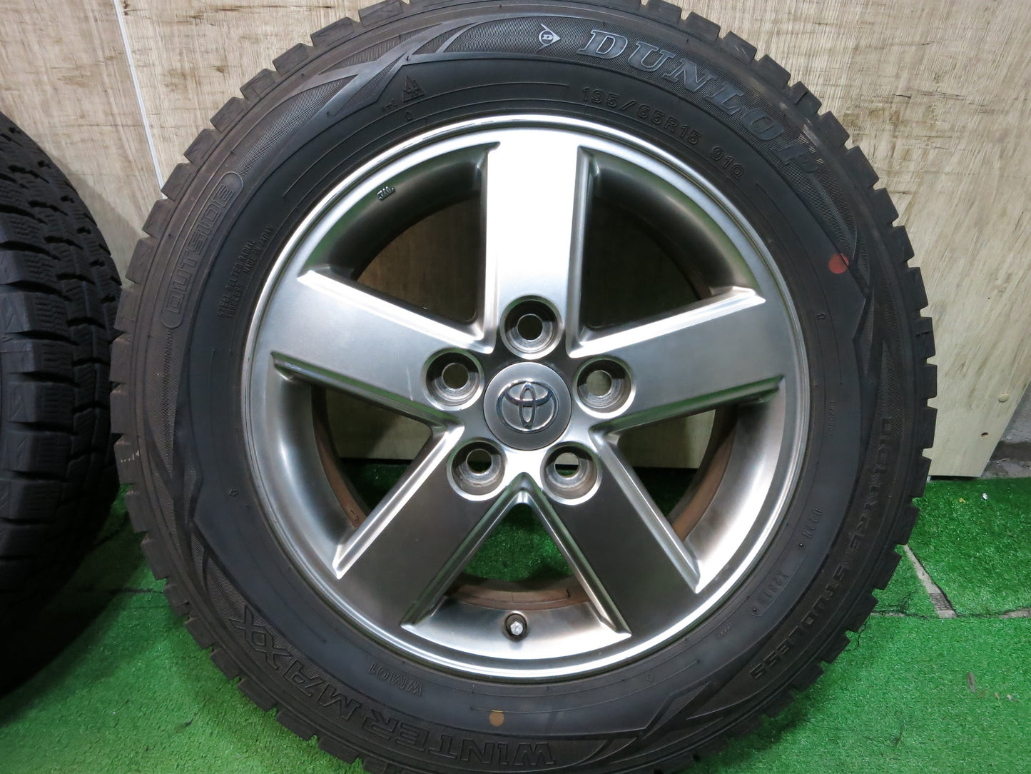 [送料無料]バリ溝！18年！9.5分以上★トヨタ 60系 ヴォクシー 純正 195/65R15 スタッドレス ダンロップ ウインターマックス WM01 PCD114.3/5H★2113006Hス