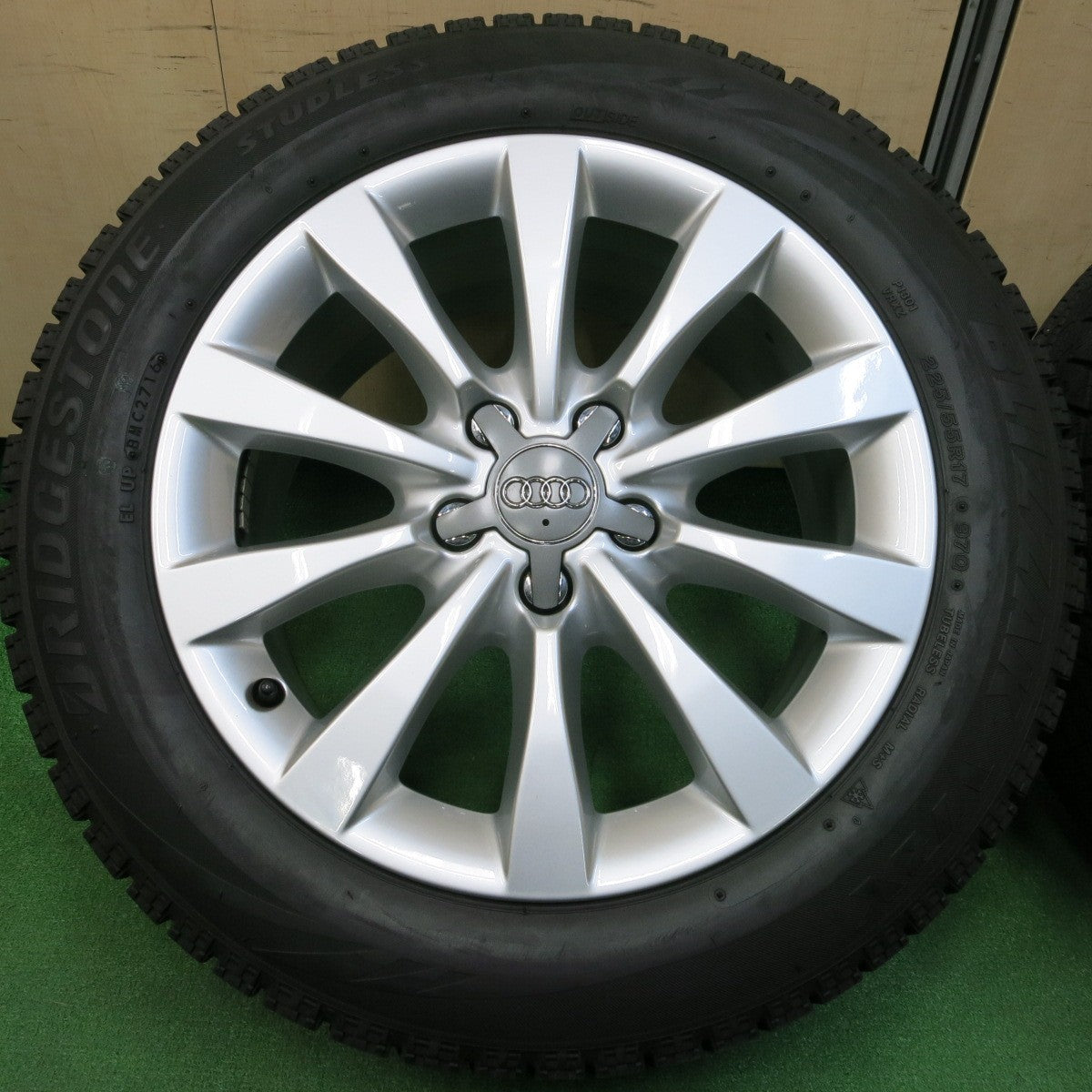 *送料無料* バリ溝！キレイ！8.5分★アウディ A6 純正 225/55R17 スタッドレス ブリヂストン ブリザック VRX 17インチ PCD112/5H★4030802イス