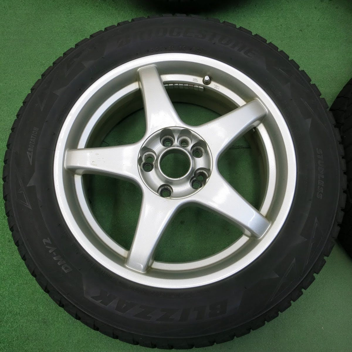 [送料無料]4本価格★スタッドレス 225/60R17 ブリヂストン ブリザック DM-V2 社外 アルミ ホイール 17インチ PCD114.3/4H 5H マルチ★3080702イス
