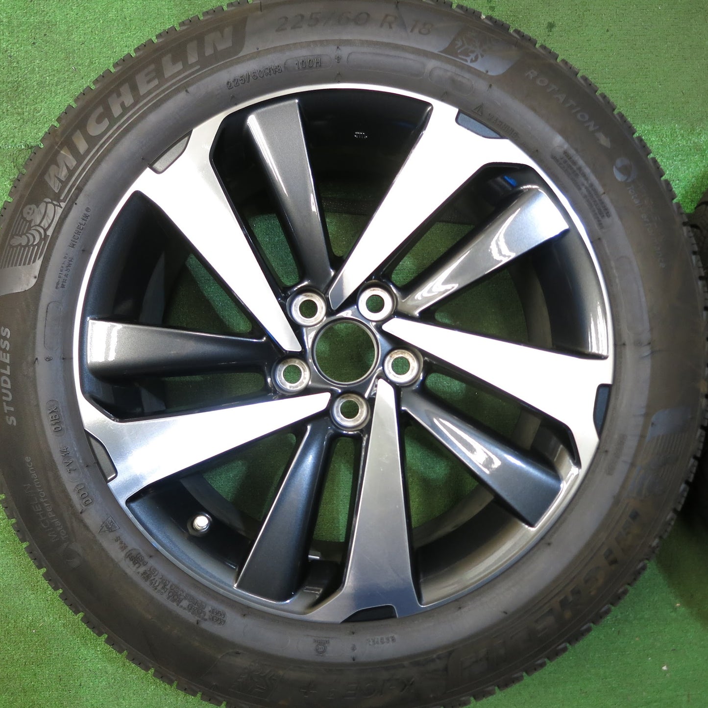 [送料無料]バリ溝！19年！キレイ★センサー付き レクサス 10系 NX バージョンL 純正 225/60R18 スタッドレス ミシュラン X-ICE3+ 18インチ★3051005Hス