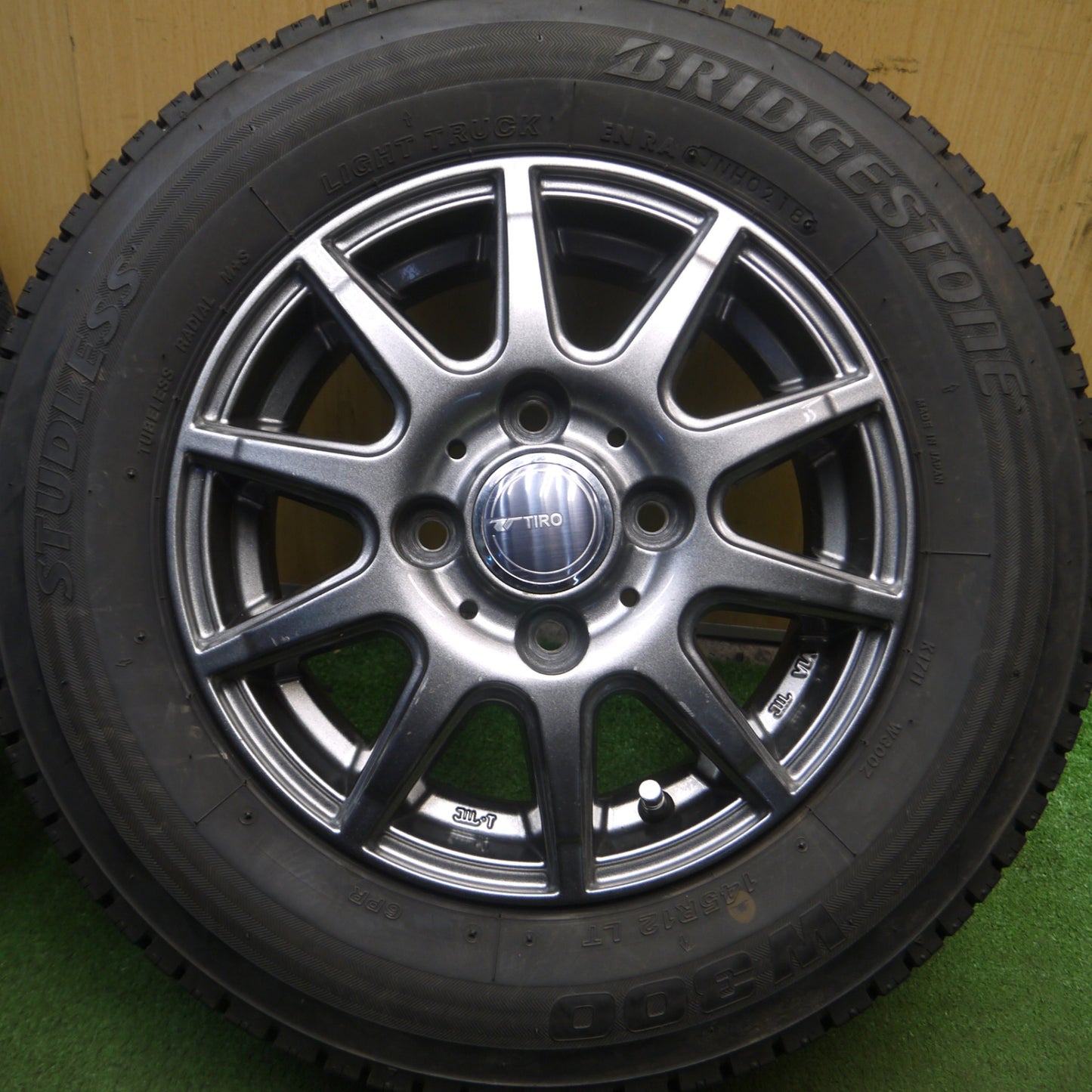 *送料無料* バリ溝！8.5分★スタッドレス 145R12 6PR ブリヂストン W300 TIRO 12インチ PCD100/4H★4021305Hス