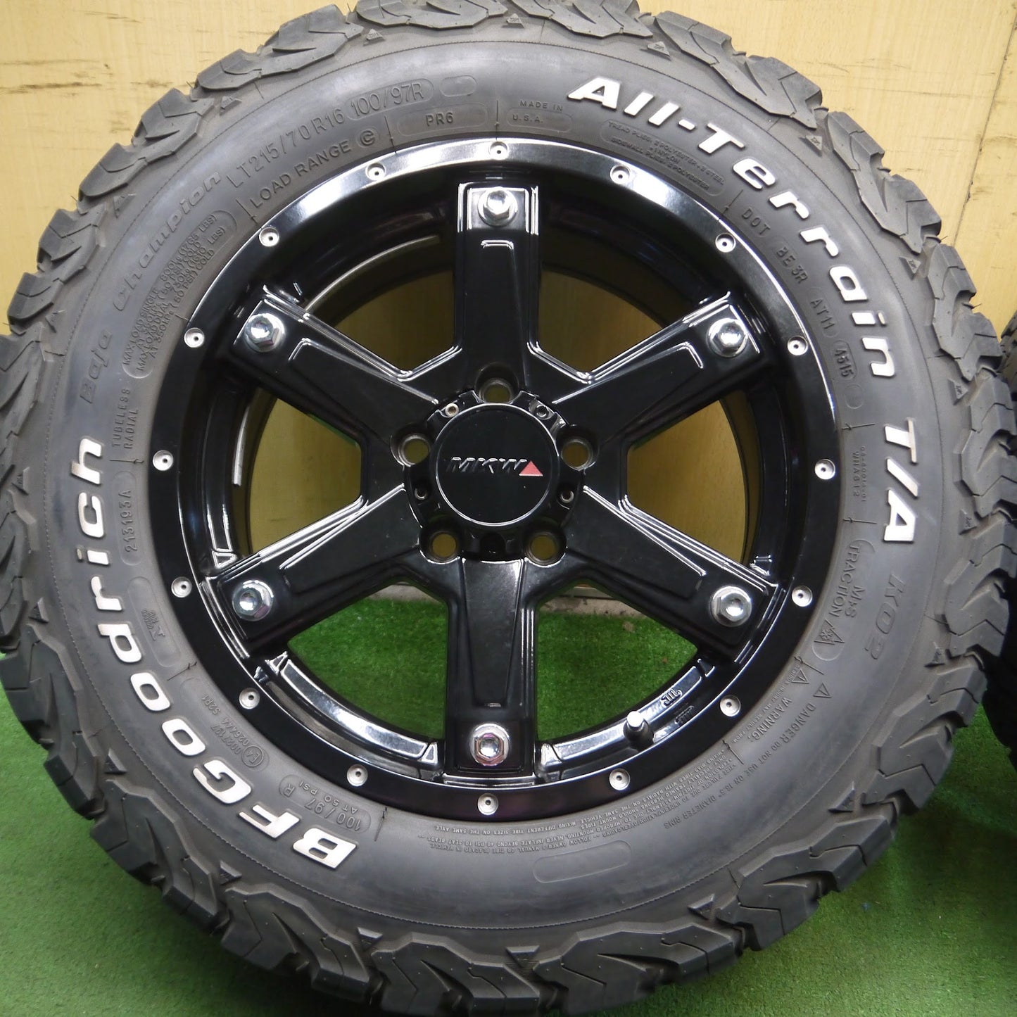 [送料無料]バリ溝！キレイ！9.5分★MKW MK-56 215/70R16 100/97R ホワイトレター BFグッドリッチ All-Terrain T/A KO2 16インチ PCD114.3/5H★3091504Hノ