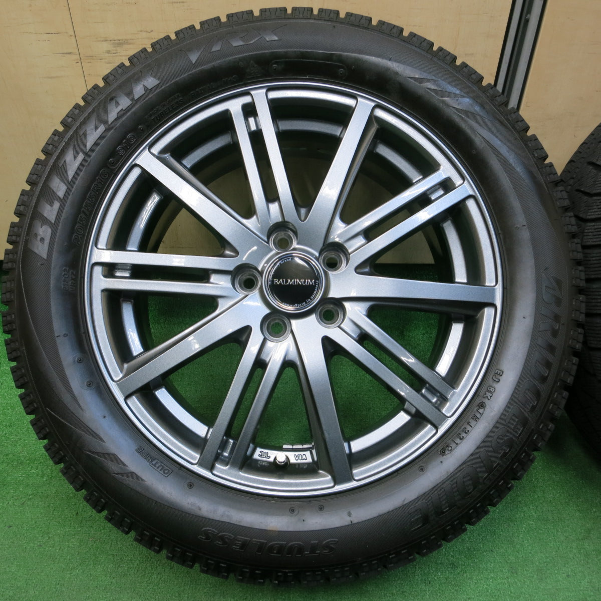 *送料無料*バリ溝！キレイ！8.5分★スタッドレス 205/55R16 ブリヂストン ブリザック VRX BALMINUM バルミナ 16インチ PCD100/5H★4010307イス