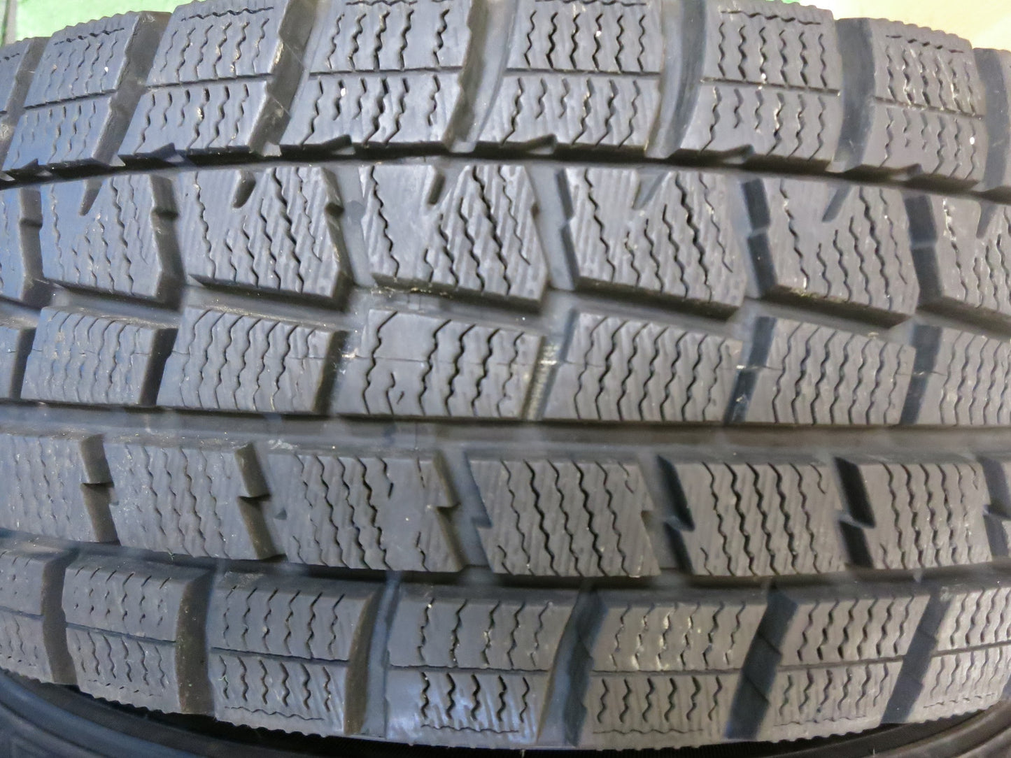 [送料無料]超バリ溝！18年！キレイ！9.5分以上★スタッドレス 175/65R14 ダンロップ ウインターマックス WM01 Fang ファング 14インチ PCD100/4H★2121204Hス