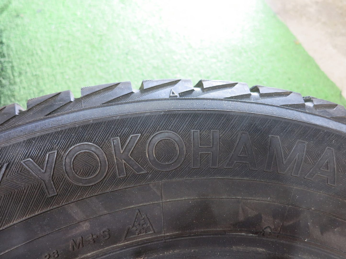 [送料無料]4本価格★スタッドレス 195/65R15 ヨコハマ アイスガード iG30 タイヤ 15インチ プリウス ノア ヴォクシー ウィッシュ エスクァイア 等★2062401Hスタ