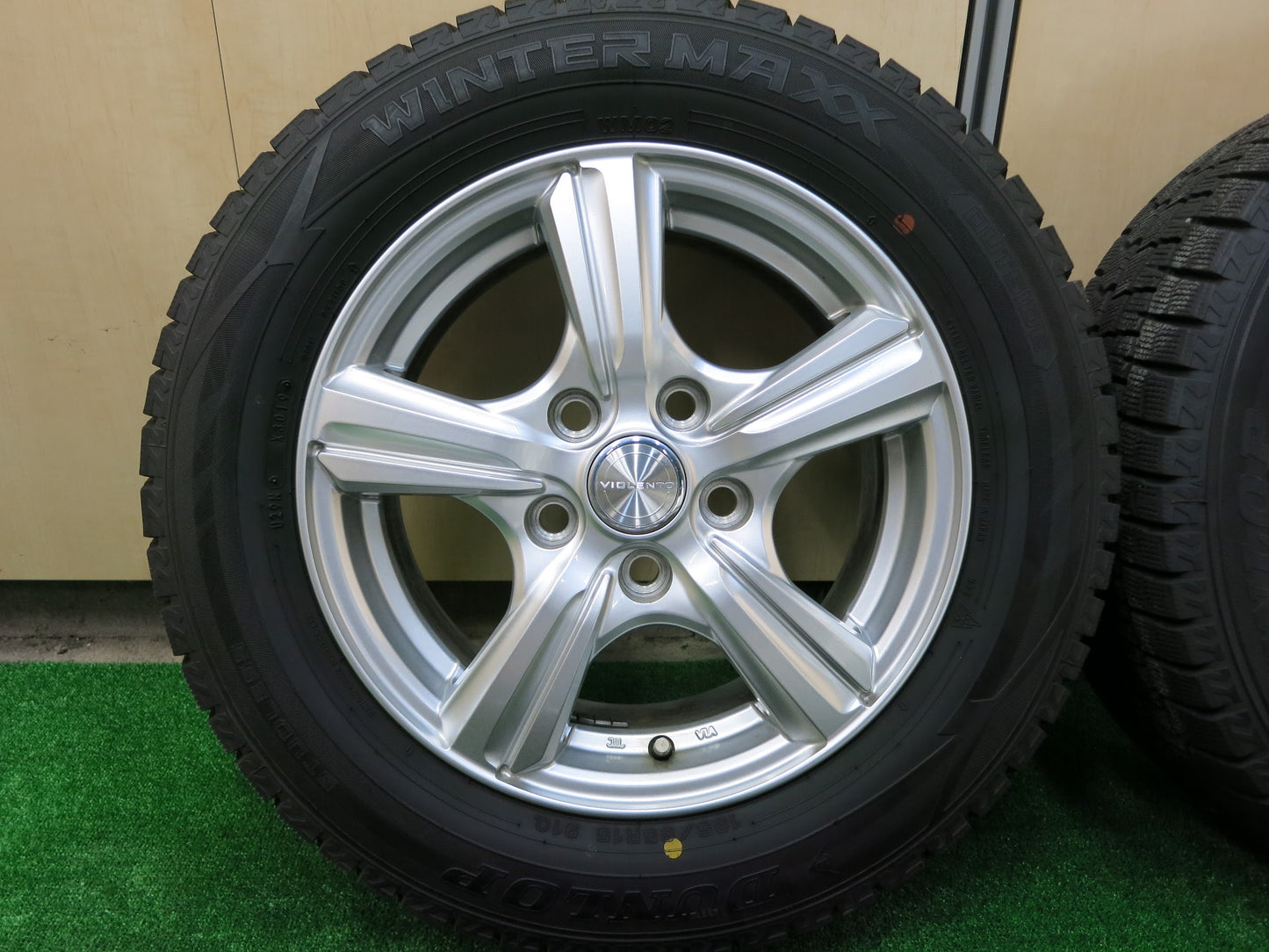 [送料無料]バリ溝！19年！綺麗！9.5分★スタッドレス 195/65R15 ダンロップ ウインターマックス WM02 VIOLENTO ヴィオレント 15インチ PCD114.3/5H★2092102ヒス