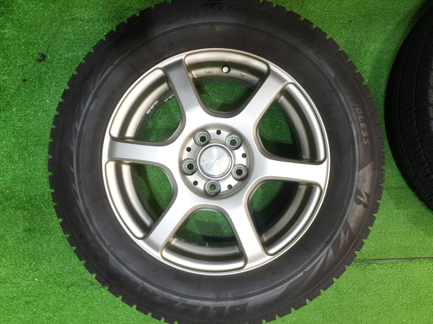 [送料無料]バリ溝！キレイ！8.5分★プリウス 等 195/65R15 スタッドレス ブリヂストン ブリザック VRX2 LAYCEA -02- レイシア 15インチ PCD100/5H★2082305Hス