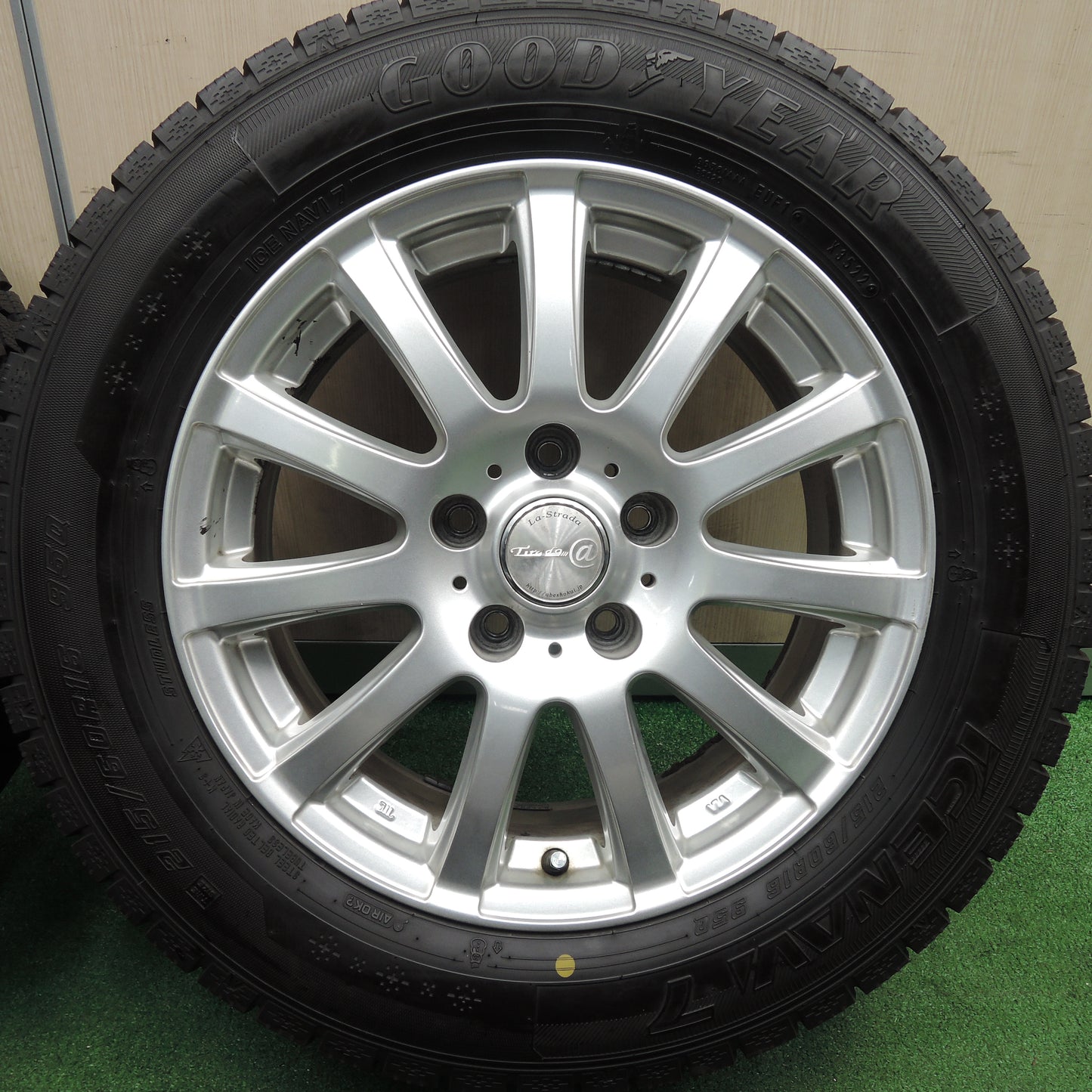 *送料無料*バリ溝！22年！ほぼ10分★スタッドレス 215/60R16 グッドイヤー アイスナビ7 Tirado@ 阿部商会 16インチ PCD114.3/5H★3120916HAス