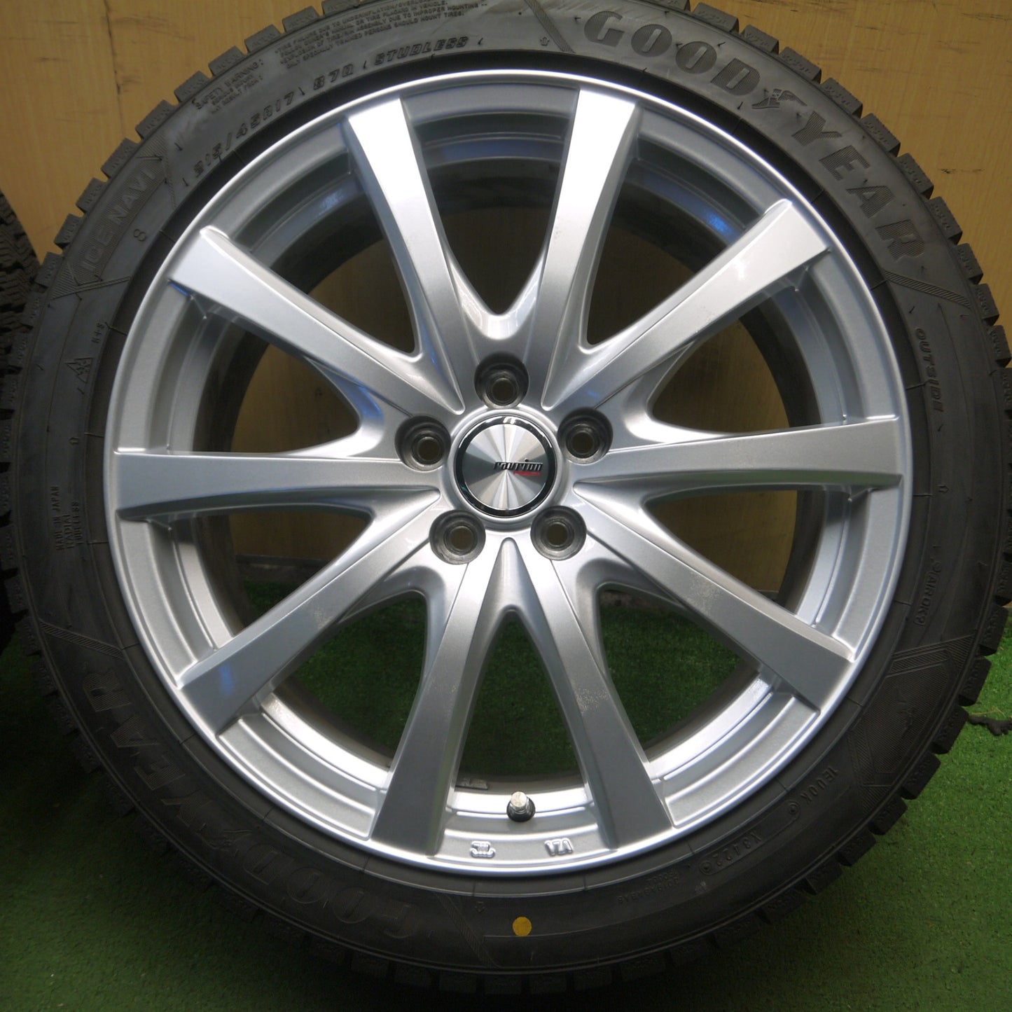 *送料無料* バリ溝！22年！綺麗！9.5分以上★86 BRZ等 215/45R17 スタッドレス グッドイヤー アイスナビ8 ravrion RS01 ラブリオン 17インチ PCD100/5H★4030606Hス