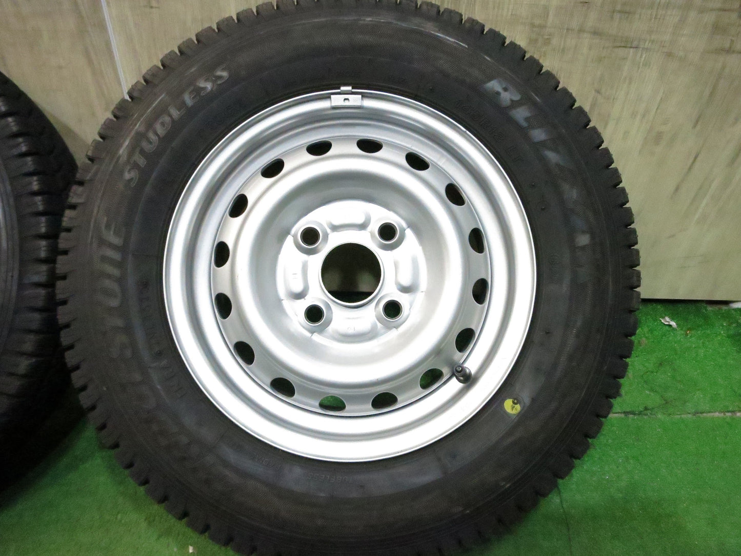 [送料無料]バリ溝！20年！キレイ！9.5分★スタッドレス 145R12 6PR ブリヂストン ブリザック VL1 スチール ホイール PCD100/4H★3022202Hス