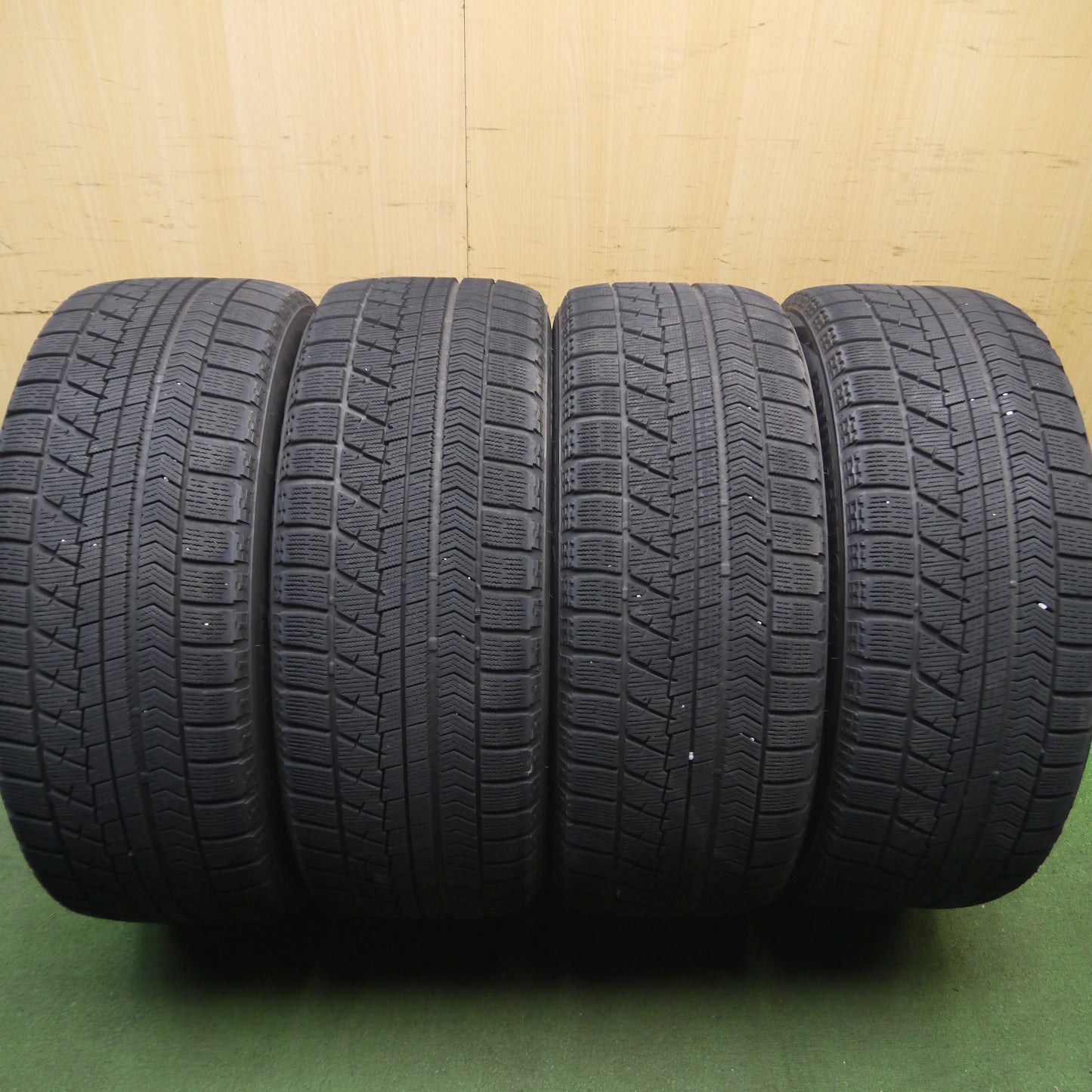 *送料無料*キレイ★LEONIS UC スタッドレス 235/50R18 ブリヂストン ブリザック VRX レオニス 18インチ PCD114.3/5H★3122010Hス