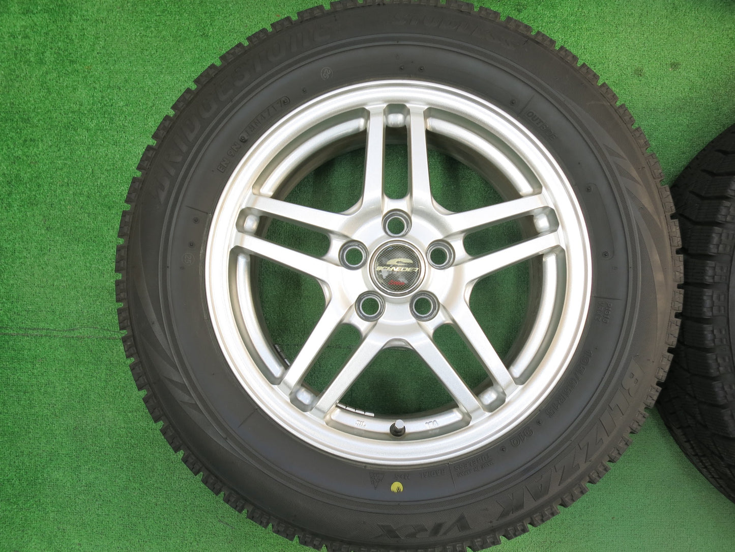 [送料無料]バリ溝！キレイ！8.5分★スタッドレス 195/65R15 ブリヂストン ブリザック VRX SCHNEIDER ATECH シュナイダー 15インチ PCD100/5H★3022503ヒス