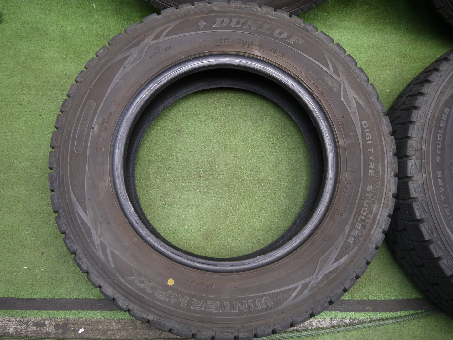 [送料無料]バリ溝！18年！8.5分★スタッドレス 185/70R14 ダンロップ ウインターマックス WM01 タイヤ 14インチ ノート ティーダ フリード 等★2070209ヤスタ
