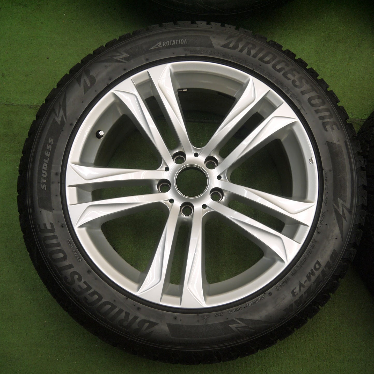[送料無料]バリ溝！19年！キレイ！9.5分以上★BMW 等 MAK 265/50R19 スタッドレス ブリヂストン ブリザック DM-V3 19インチ PCD120/5H★3041202クス