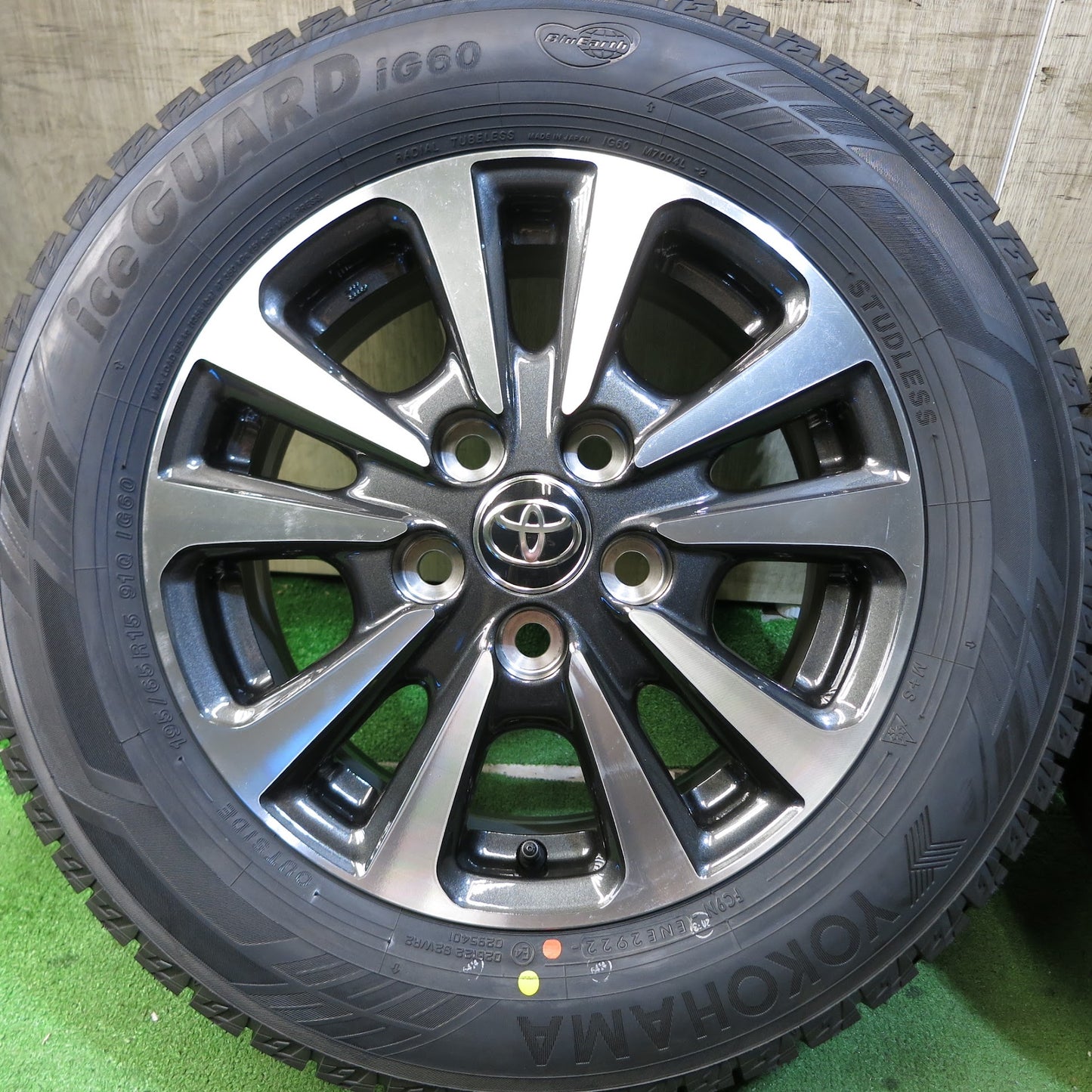 [送料無料]タイヤ未使用！22年★トヨタ 80系 ノア ヴォクシー エスクァイア 純正 195/65R15 スタッドレス ヨコハマ アイスガード iG60 PCD114.3/5H★3052207Hス