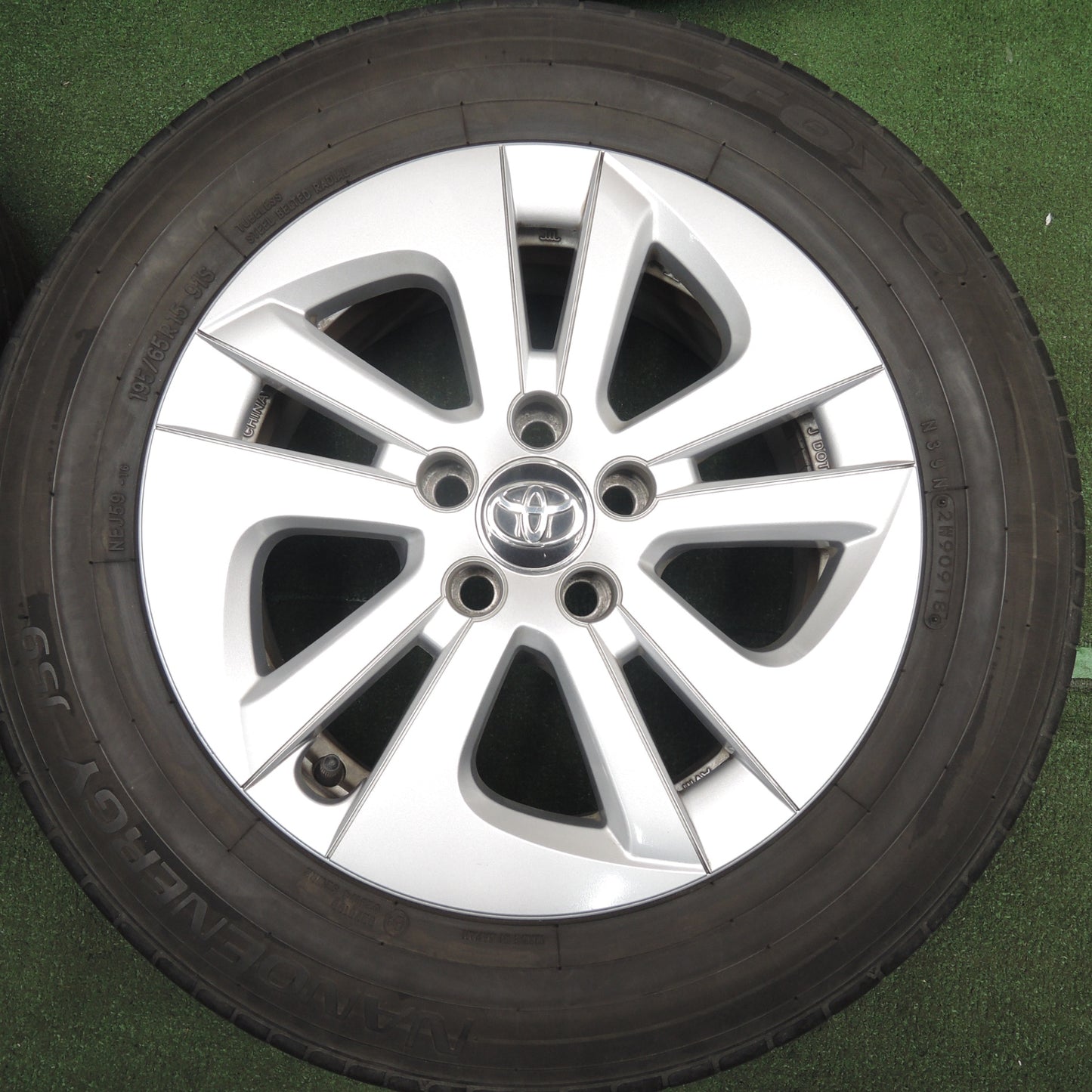 *送料無料* 4本価格★トヨタ 50系 プリウス 純正 195/65R15 トーヨー ナノエナジー J59 15インチ PCD100/5H★4021702HAノ
