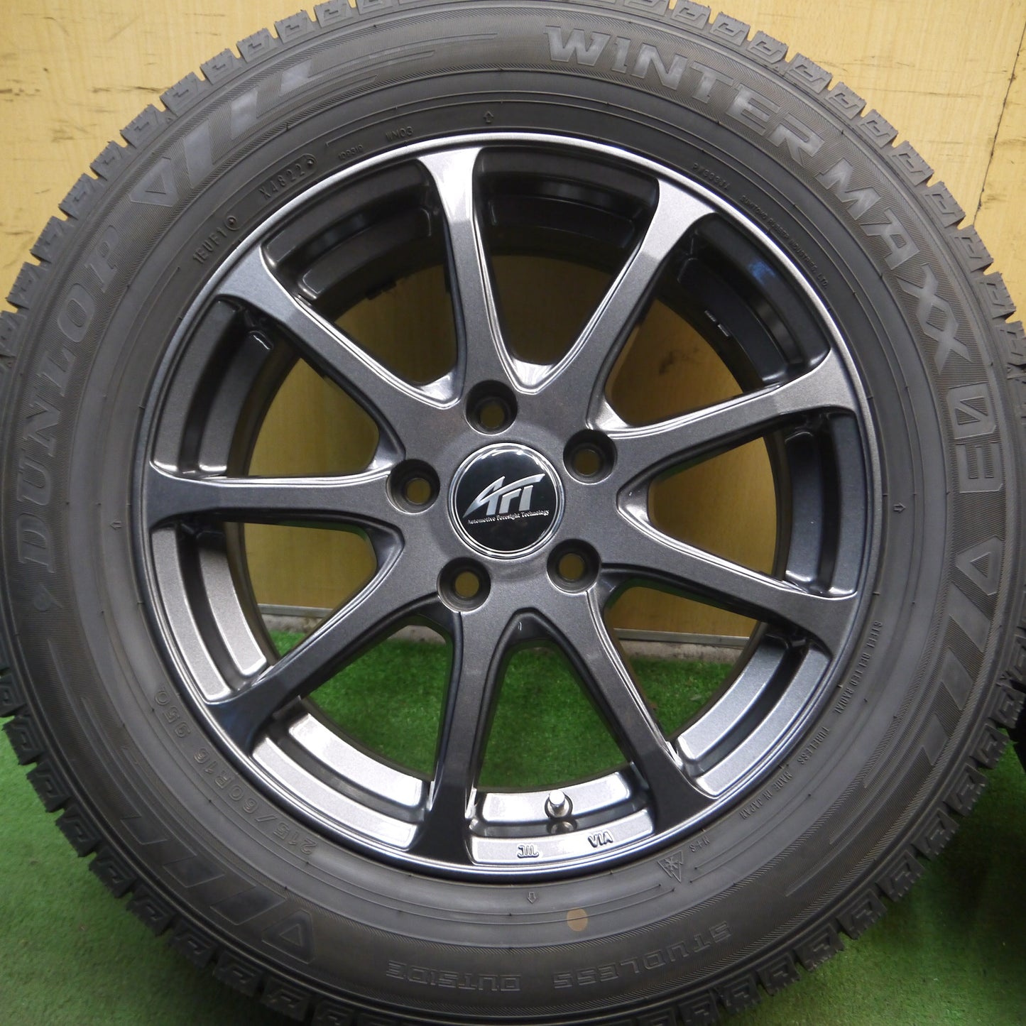 *送料無料*バリ溝！22年！キレイ！ほぼ10分★ワーゲン 等 AFT 215/60R16 スタッドレス ダンロップ ウインターマックス03 16インチ PCD112/5H★4012211Hス
