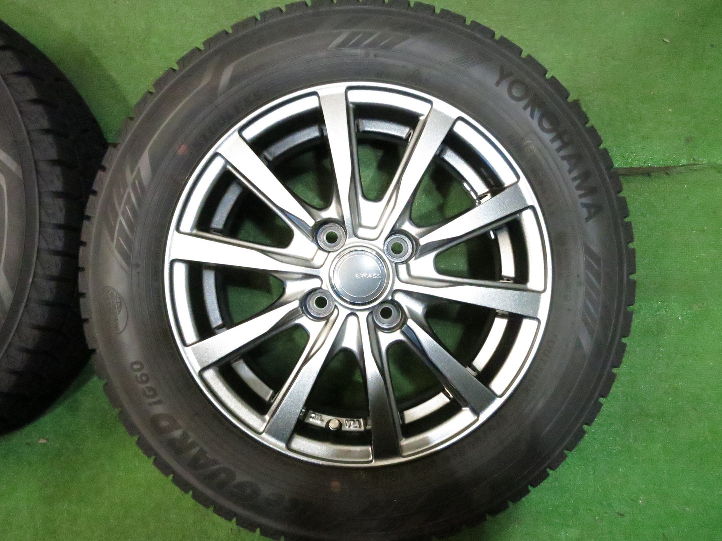 [送料無料]バリ溝！21年！キレイ！ほぼ10分★スタッドレス 175/65R14 ヨコハマ アイスガード iG60 GRASS グラス 14インチ PCD100/4H★3011106Hス