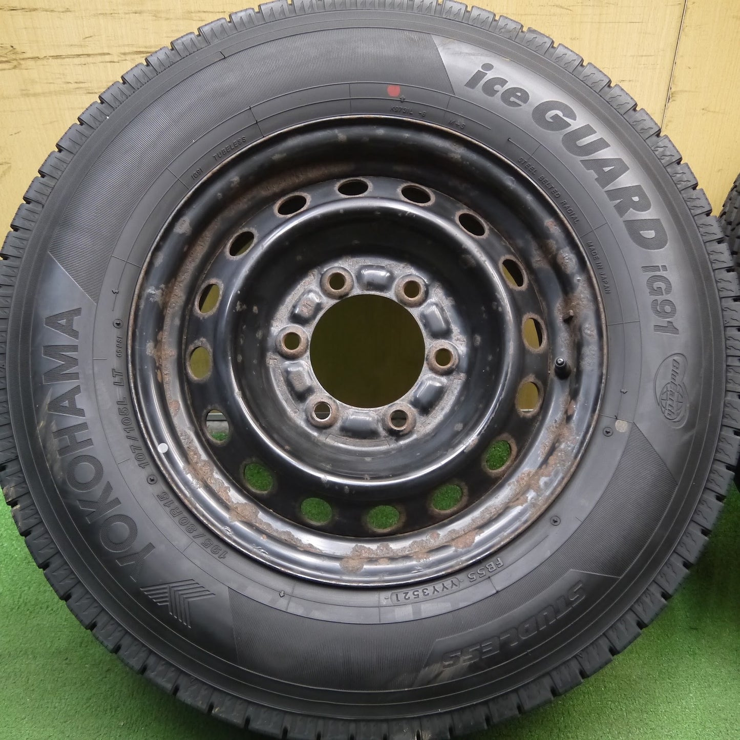 [送料無料]バリ溝！21年！9.5分★トヨタ ハイエース 純正 スチール 195/80R15 107/105L スタッドレス ヨコハマ アイスガード iG91 PCD139.7/6H★3070308Hス