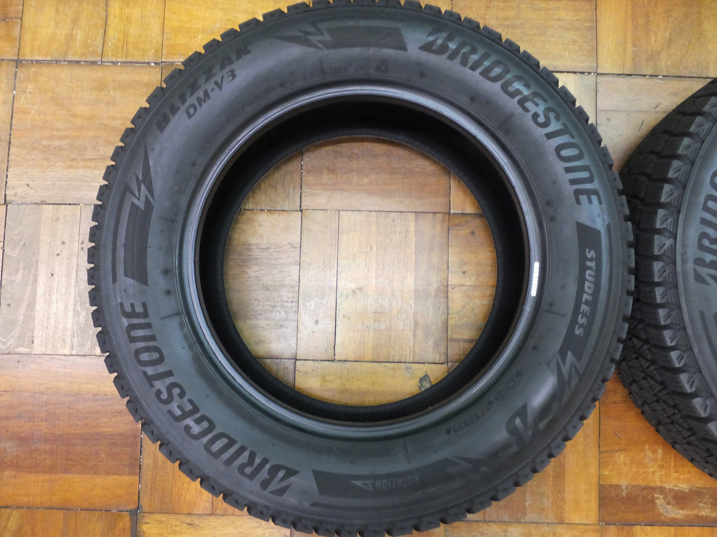 [送料無料]バリ溝！19年製！9.5分★スタッドレス ブリザック DM-V3 225/65R17 ブリヂストン 17インチ タイヤ ハリアー CX-3 CX-8 ヴァンガード 等★1122112ヒスタ