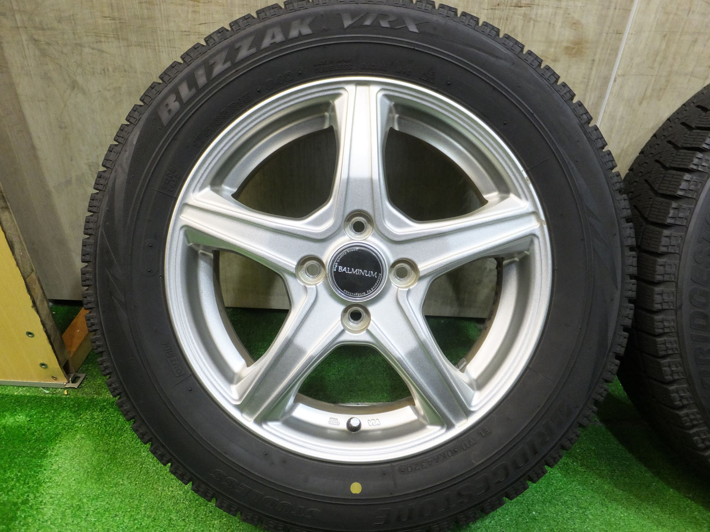 [送料無料]バリ溝！20年！キレイ！9.5分以上★スタッドレス 175/65R15 ブリヂストン ブリザック VRX BALMINUM バルミナ 15インチ PCD100/4H★2080814Hス