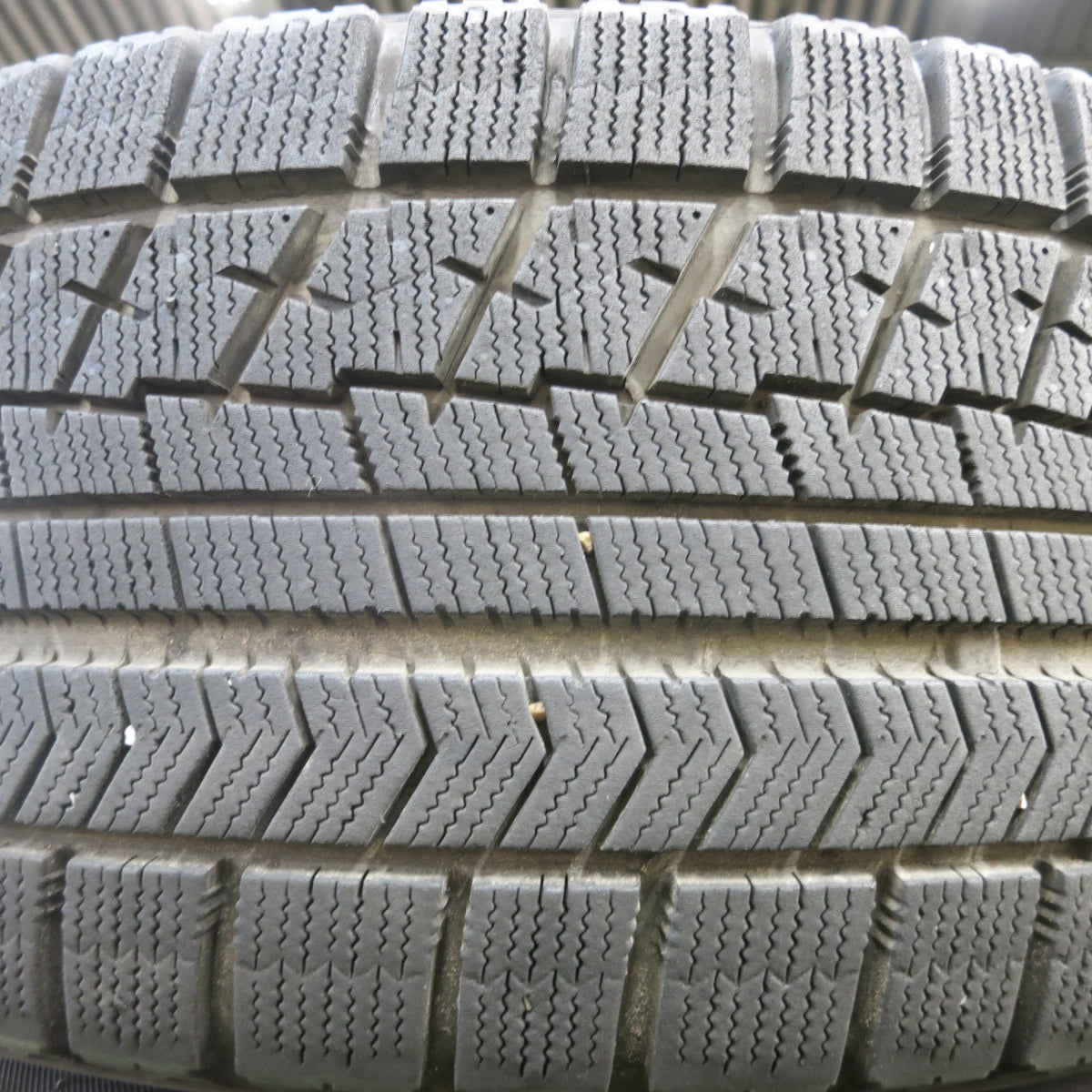 *送料無料* バリ溝！キレイ！8.5分★アウディ A6 純正 225/55R17 スタッドレス ブリヂストン ブリザック VRX 17インチ PCD112/5H★4030802イス