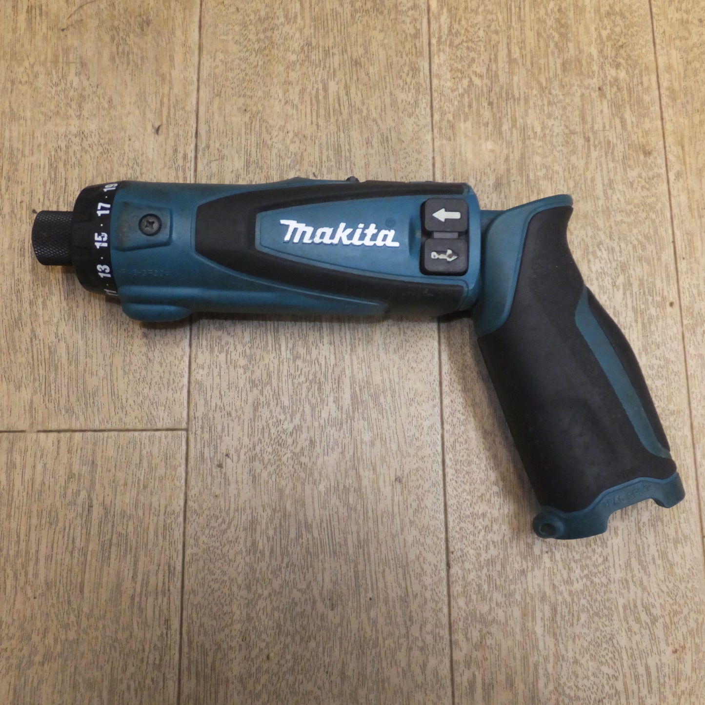 [送料無料]現状品★マキタ makita 充電式ペンドライバドリル DF010D　充電器 DC07SA　セット　バッテリ無し★
