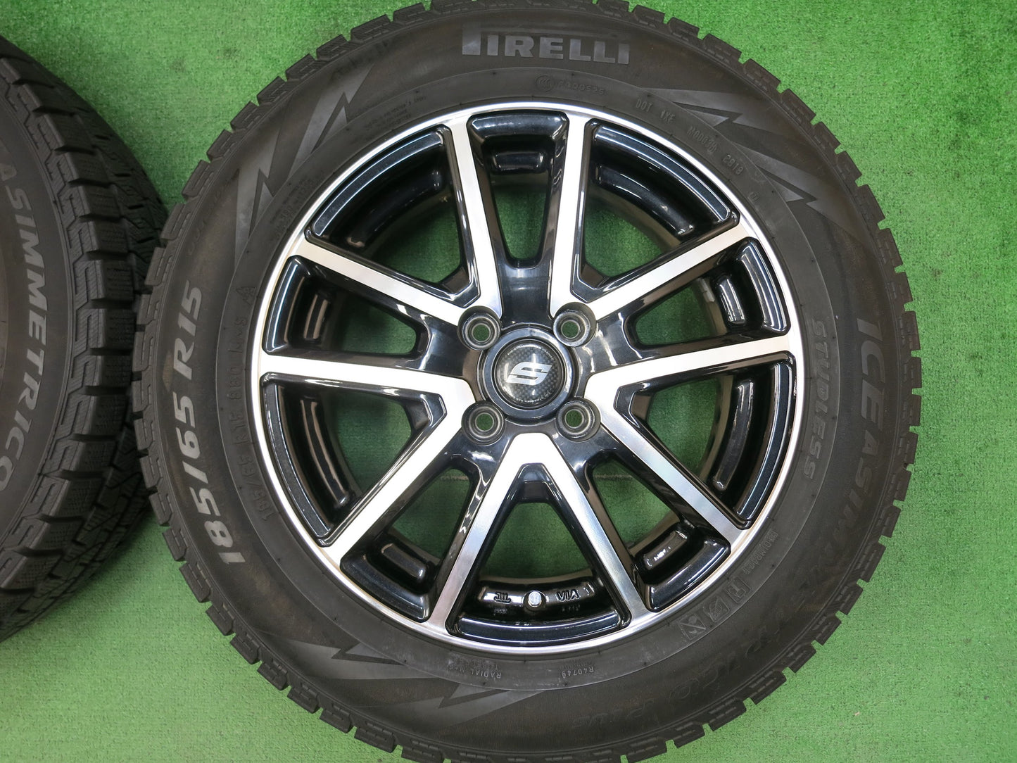 [送料無料]バリ溝！9.5分以上★スタッドレス 185/65R15 ピレリ アイスアシンメトリコ プラス STRANGER ストレンジャー 15インチ PCD100/4H★3030104ヒス