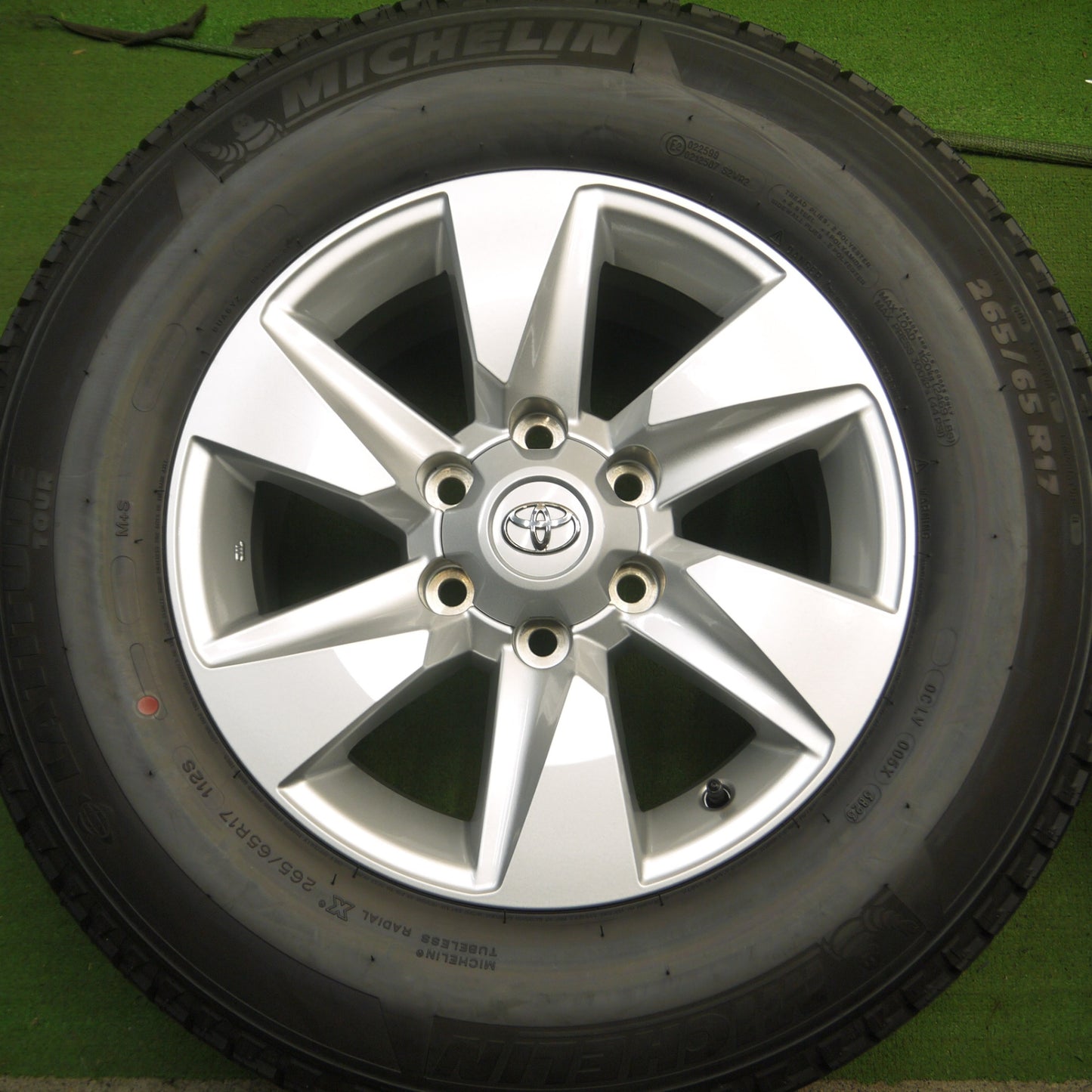 *送料無料* 新車外し！23年★トヨタ 150系 ランクル プラド 純正 265/65R17 ミシュラン LATITUDE TOUR 17インチ PCD139.7/6H★4022111Hノ