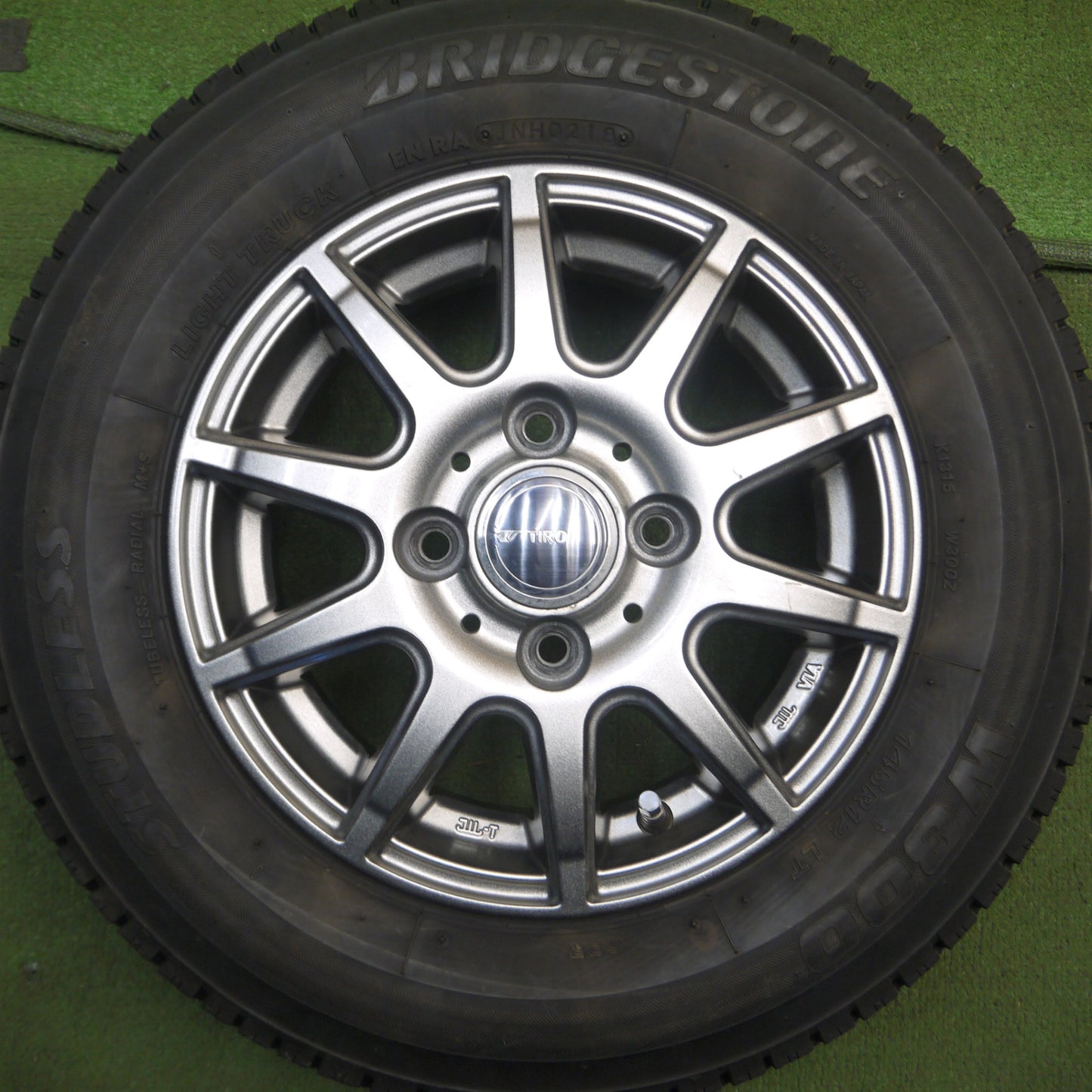 *送料無料* バリ溝！8.5分★スタッドレス 145R12 6PR ブリヂストン W300 TIRO 12インチ PCD100/4H★4021305Hス
