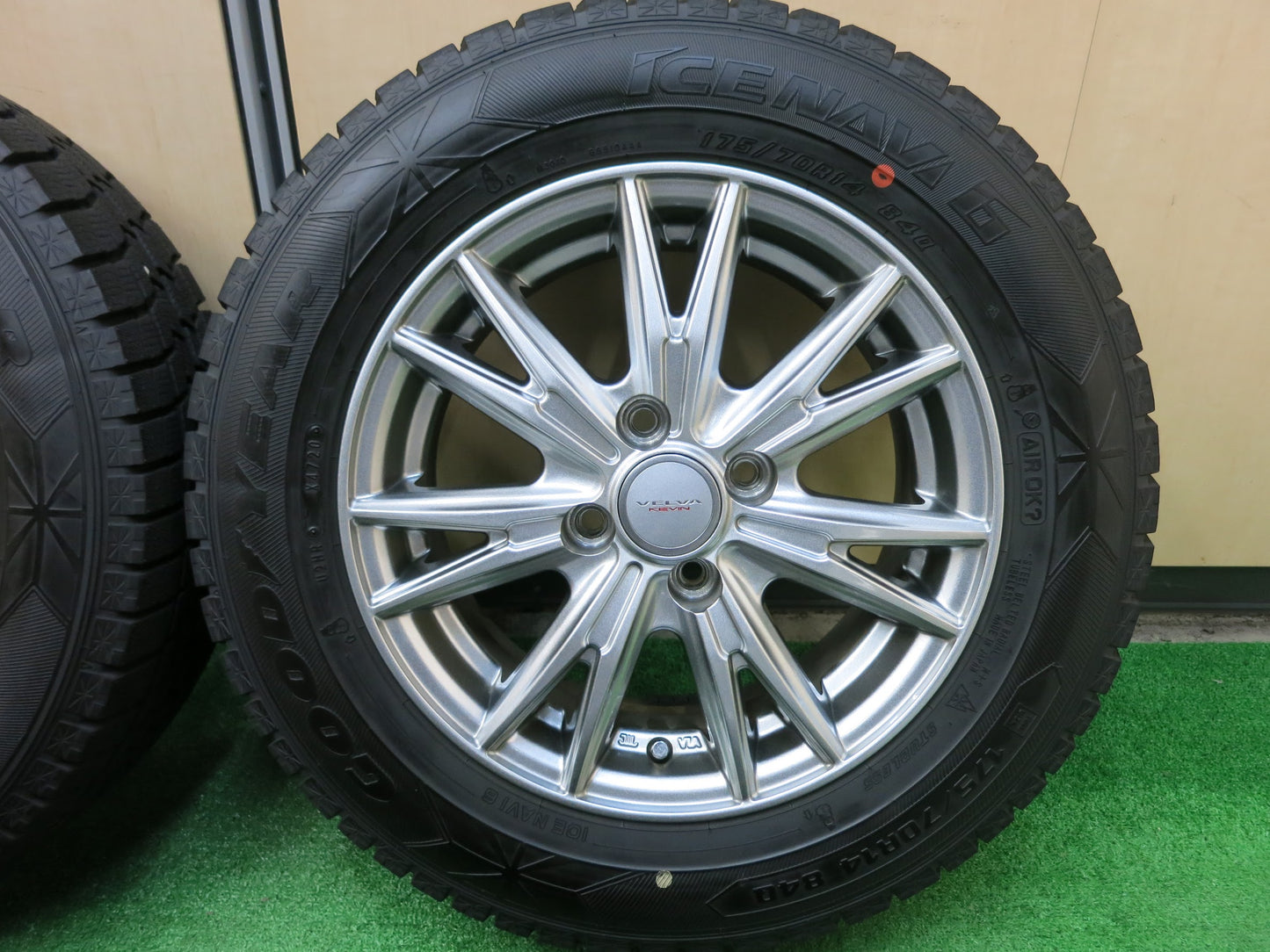 [送料無料]バリ溝！20年！キレイ！ほぼ10分★スタッドレス 175/70R14 グッドイヤー アイスナビ6 VELVA KEVIN ヴェルヴァ 14インチ PCD100/4H★3021502ヒス