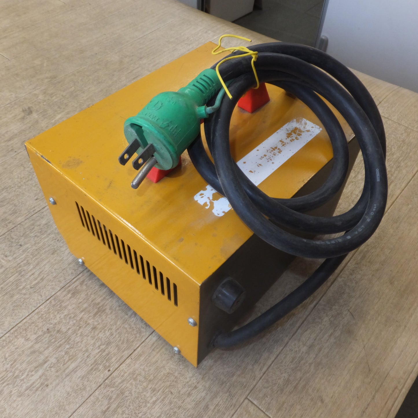 [送料無料]★日動工業 NICHIDO ハイパワー昇圧器 TORAPACK ME-20型　入力 AC100V 50/60Hz　出力 AC115V-125V　容量 2KVA★