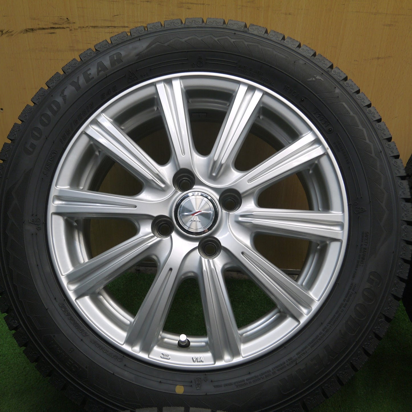 [送料無料]バリ溝！21年！キレイ！9.5分以上★スタッドレス 185/60R15 グッドイヤー アイスナビ8 JOKER weds ジョーカー 15インチ PCD100/4H★3070801KAス