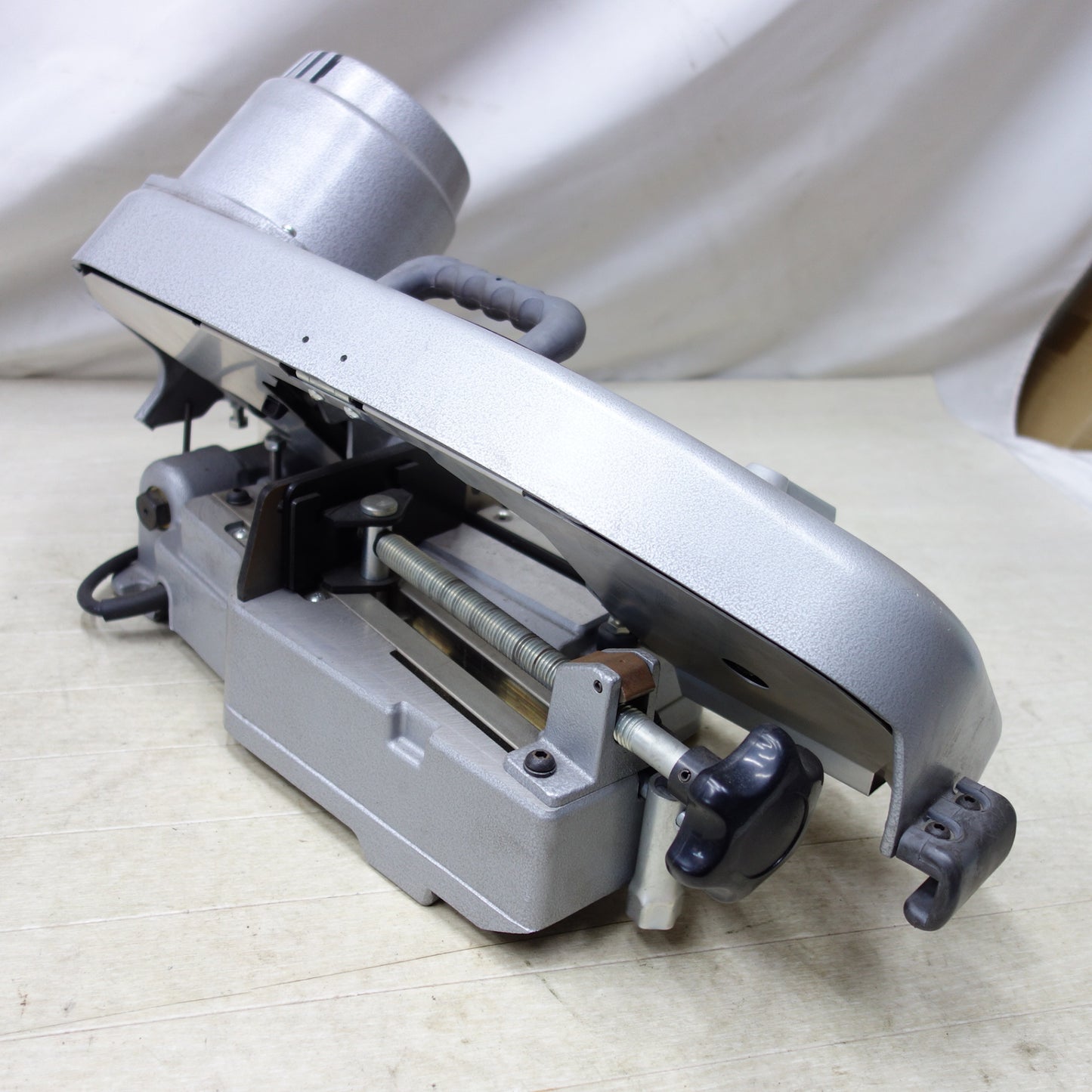 [送料無料] キレイ◆shindaiwa 新ダイワ ロータリーバンドソー RB120FV 帯鋸切断機 平バイスタイプ 電動工具 100V◆