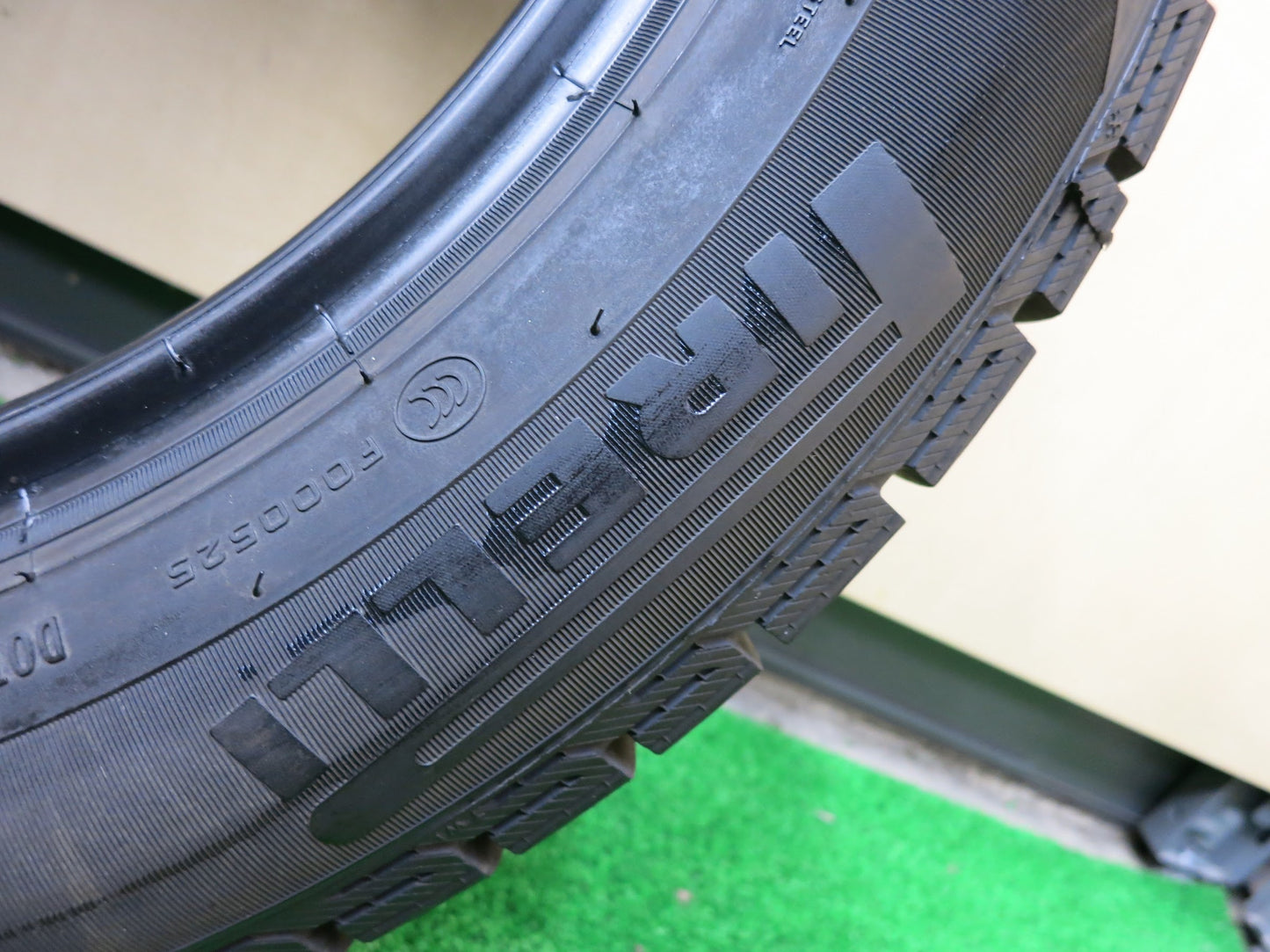 [送料無料]バリ溝！18年！9分★スタッドレス 175/65R15 ピレリ アイスアシンメトリコ プラス タイヤ 15インチ アクア ヴィッツ フィット キューブ等★2120301ヒスタ