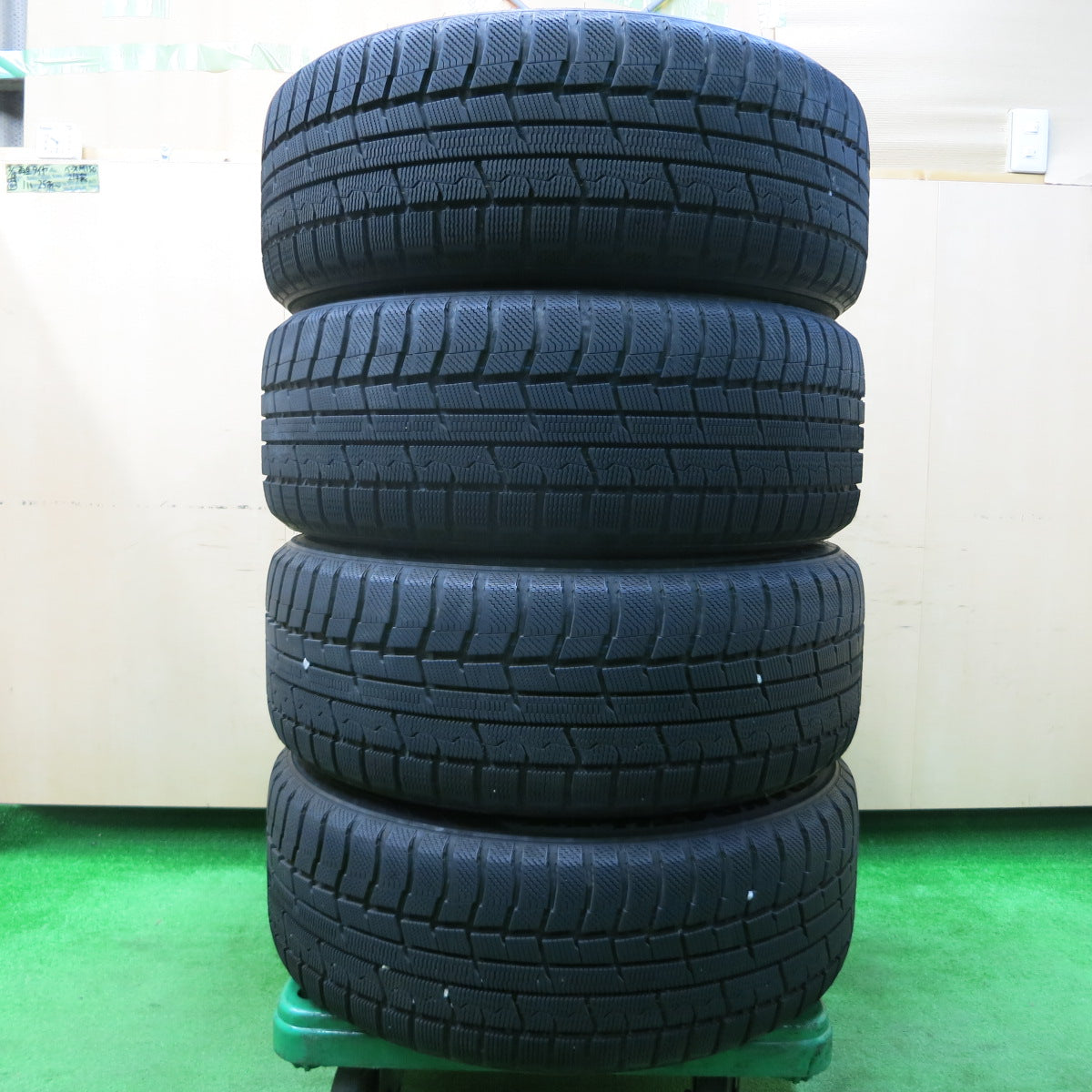*送料無料*バリ溝！キレイ！9.5分★スタッドレス 235/50R18 トーヨー ウインター トランパス TX VELVA SPORT ヴェルヴァ 18インチ PCD114.3/5H★3120901イス