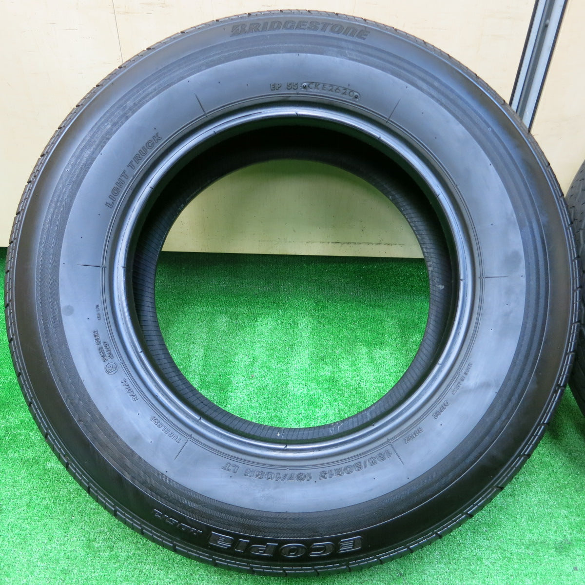 *送料無料*バリ溝！20年！9.5分★195/80R15 107/105N ブリヂストン エコピア RD613 タイヤ 15インチ ハイエース キャラバン 等★3111005イノタ