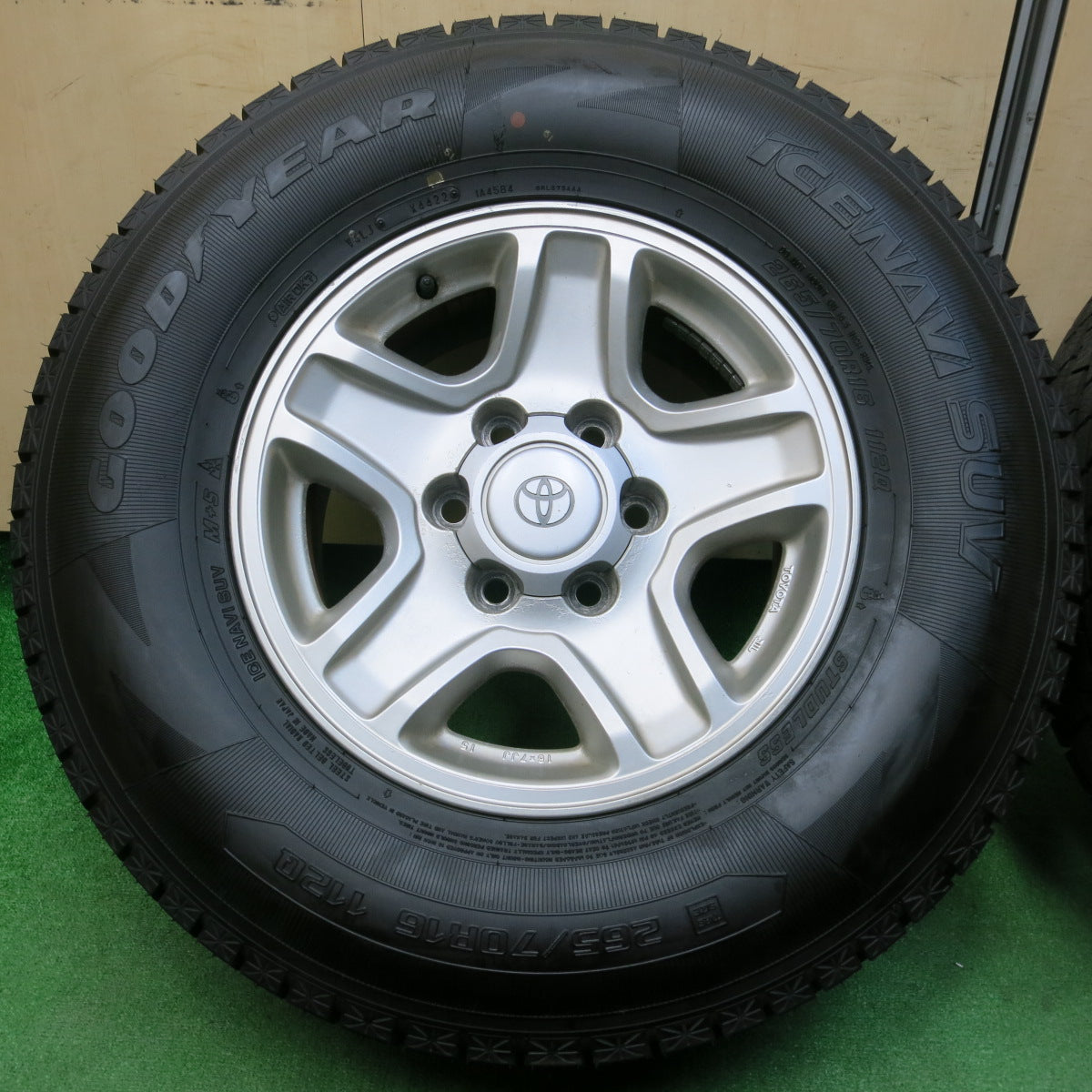 *送料無料*タイヤほぼ未使用！22年★トヨタ 90系 ランクル プラド 純正 265/70R16 スタッドレス グッドイヤー アイスナビ SUV 16インチ PCD139.7/6H★3122704イス
